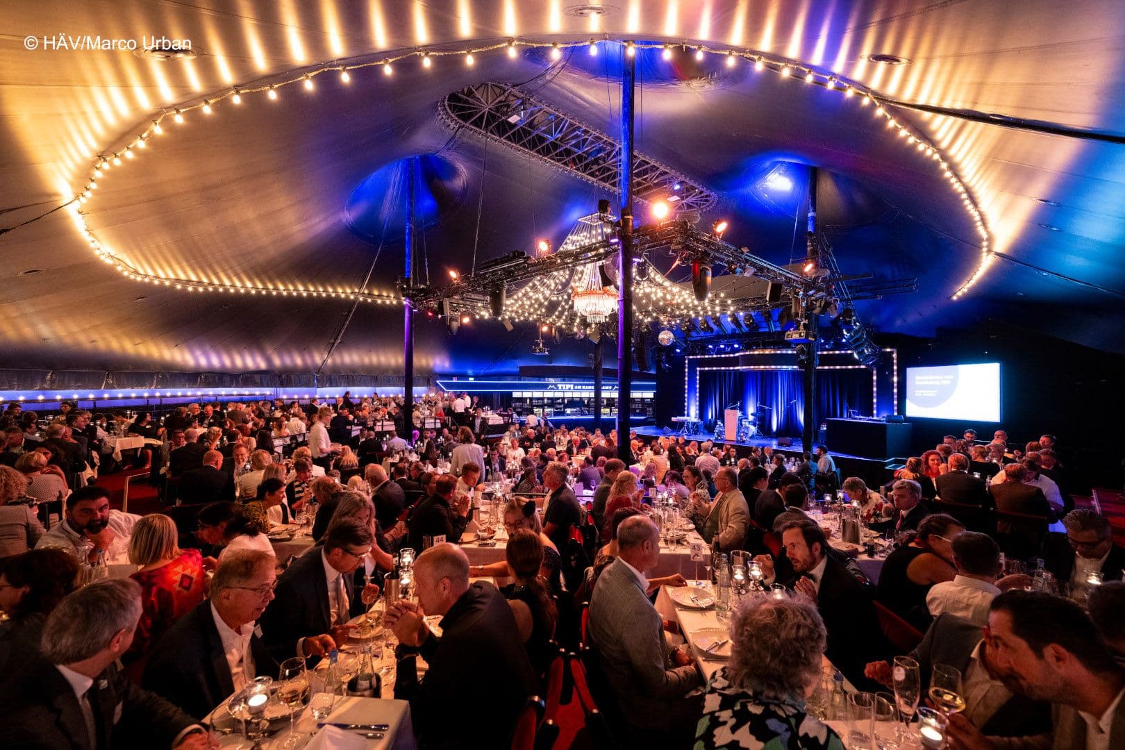 Vorhang auf für den Gesellschaftsabend des Hausärztinnen- und Hausärzteverband im Tipi am Kanzleramt