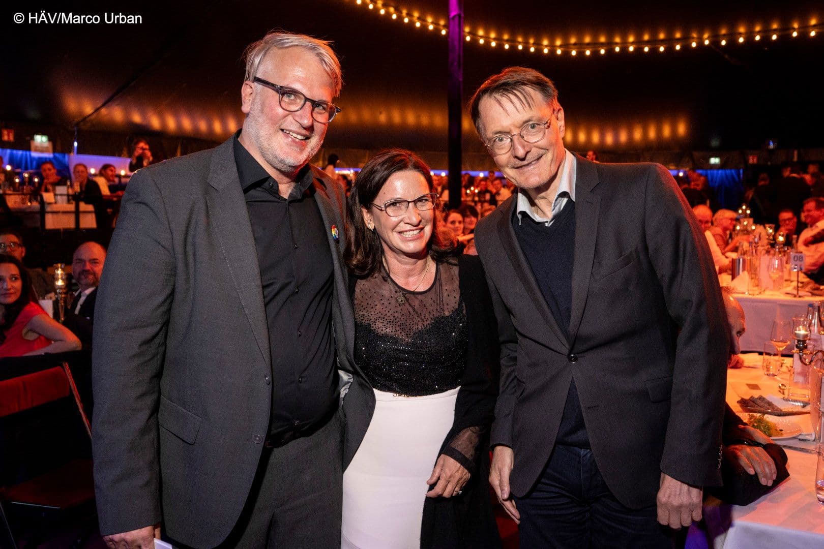 Lächeln für die Kamera: Markus Beier und Nicola Buhlinger-Göpfarth (beide Hausärztinnen- und Hausärzteverband) mit Bundesgesundheitsminister Karl Lauterbach (v.l.n.r.)