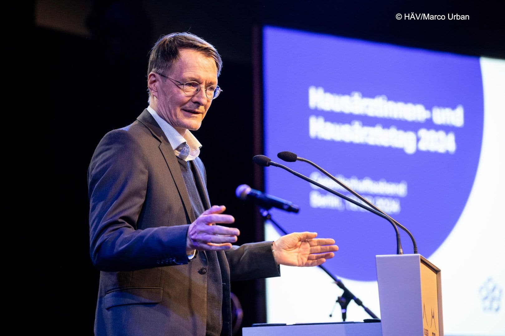 Bundesgesundheitsminister Karl Lauterbach verspricht die baldige Entbudgetierung der Hausärzte.