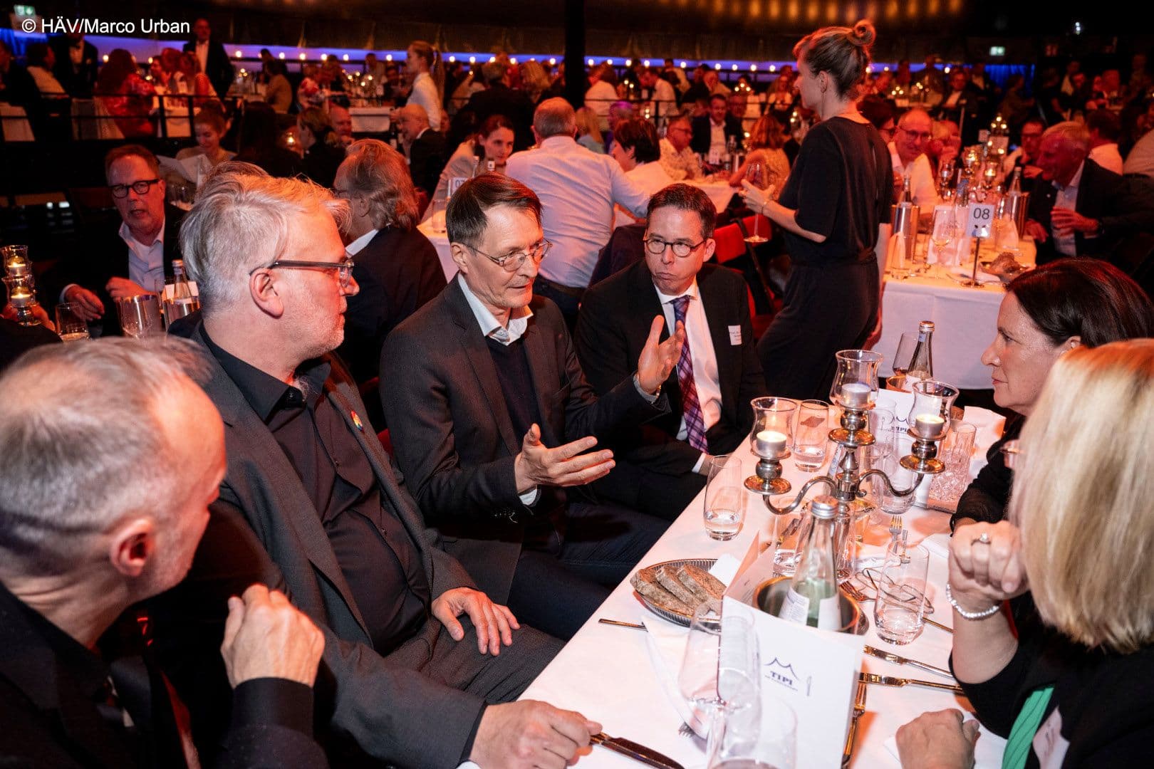 Vielleicht pocht der Bundesgesundheitsminister auf Verständnis: Stephan Hofmeister (KBV), Markus Beier (Hausärztinnen- und Hausärzteverband), der Minister, Martin Scherer (DEGAM), Nicola Buhlinger-Göpfarth (Hausärztinnen- und Hausärzteverband) (v.l.n.r.)