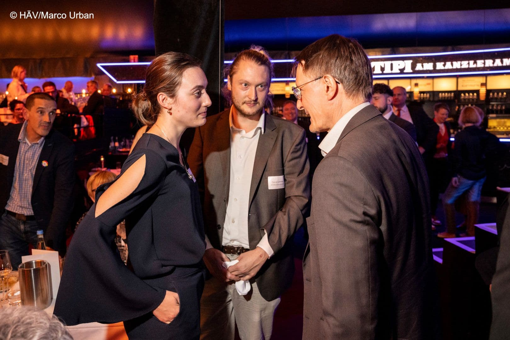 Giulia Ritter, Pascal Lemmer (beide bvmd) mit dem Bundesgesundheitsminister (v.l.n.r.)