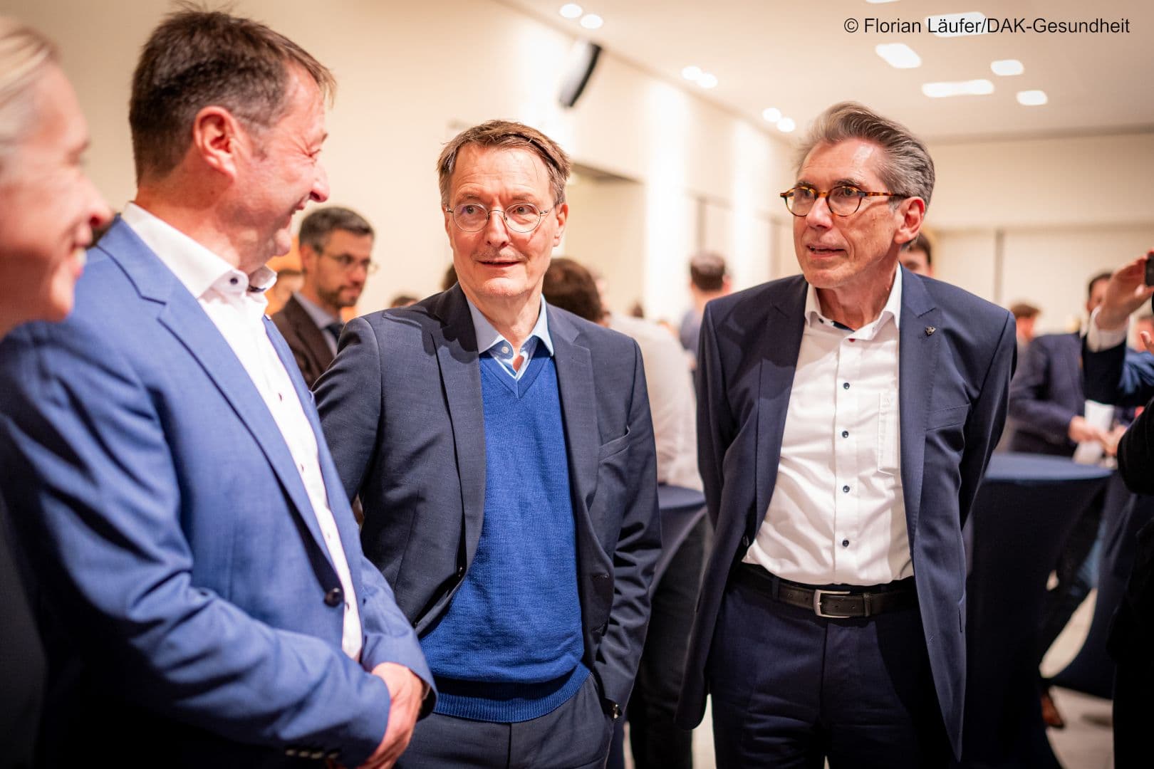 Locker geht auch bei Bundesgesundheitsminister Karl Lauterbach mit Ute Wiedemann, Thomas Bodmer und Andreas Storm (alle DAK-Gesundheit) (v.l.n.r.)