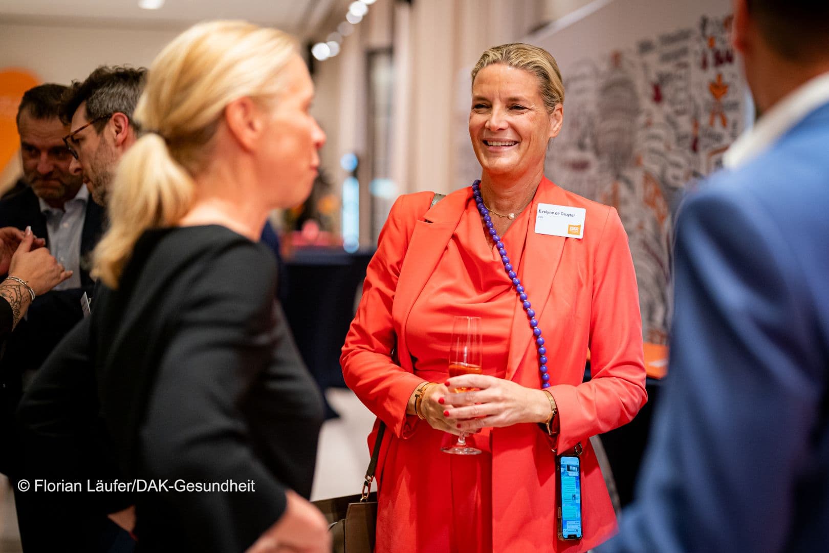 Evelyne de Gruyter (VdU) (r.) mit Ute Wiedemann (DAK-Gesundheit)