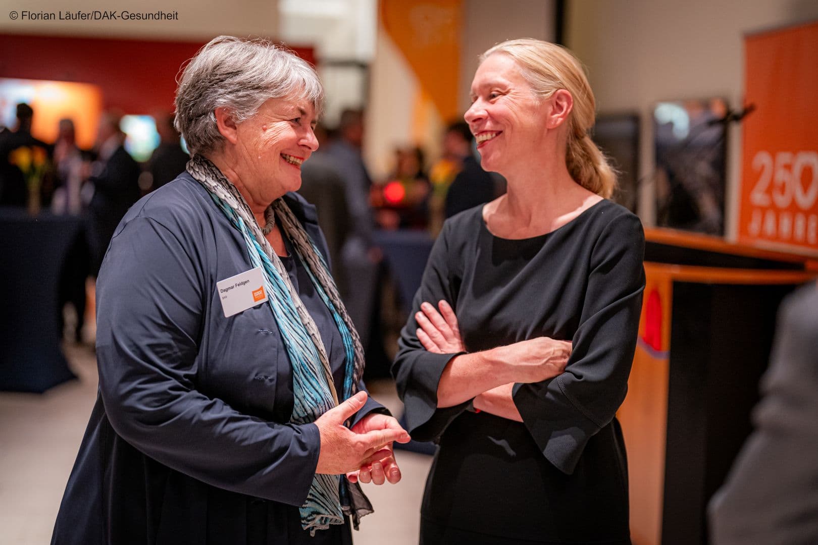 Fröhlich sind Dagmar Feldgen (BAS) (l.) und Ute Wiedemann (DAK-Gesundheit)