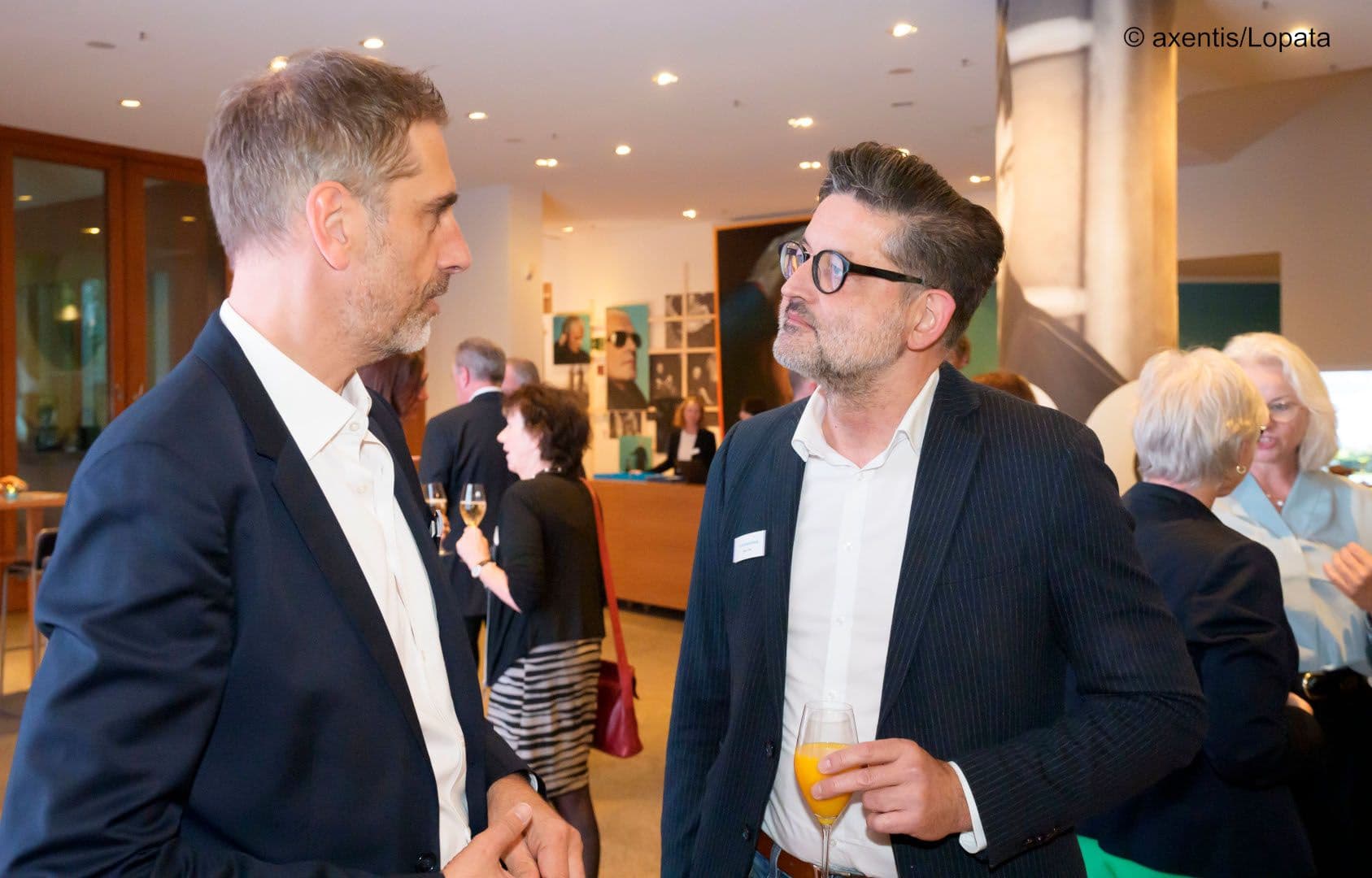 Thomas Kaiser (IQWiG) mit Frank Münchberg (Bayer) (r.)