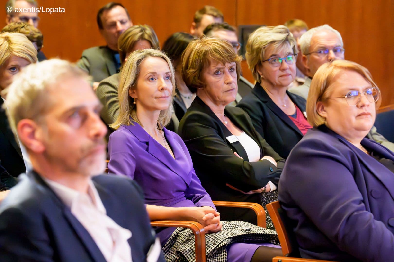 Stefanie-Stoff-Ahnis, Doris Pfeiffer (beide GKV-SV) und Kerstin Haid (MD Bund) (v.l.n.r.), Michaela Eikermann (IQWiG) (vorn rechts)