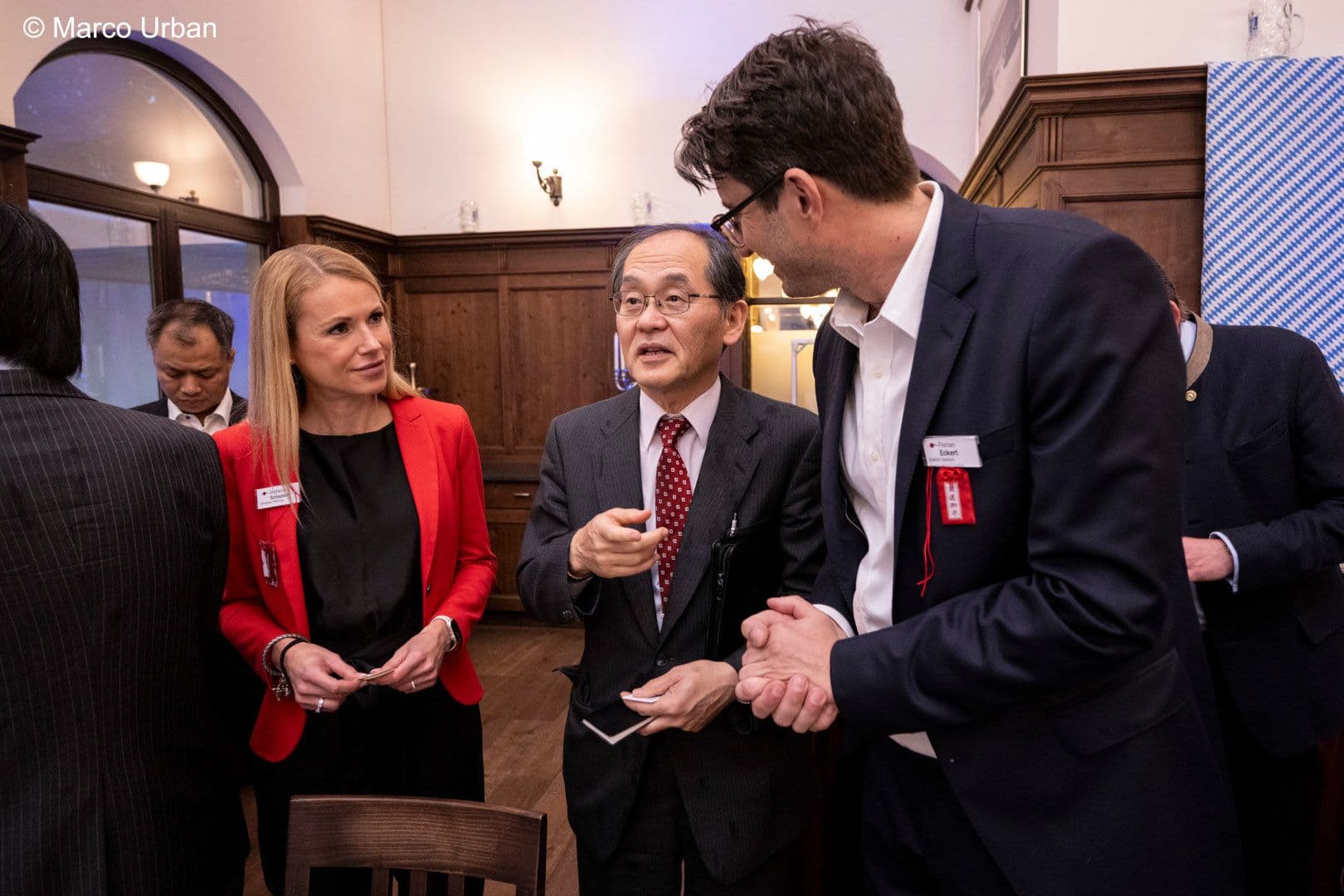 Die Gastgeber Stefanie Schuster (Astella Pharma) (l.) und Florian Eckert (Daiichi Sankyo) mit dem japanischen Botschafter Hidenao Yanagi