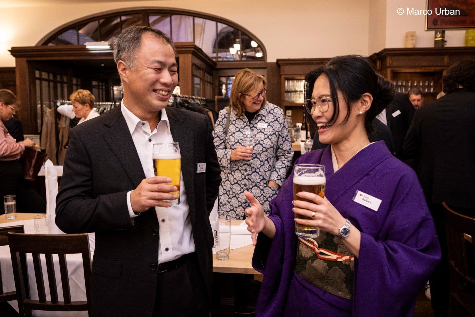 Keiichi Harada (Daiichi Sankyo) mit 
Sana Sakura (japanische Performancekünstlerin)