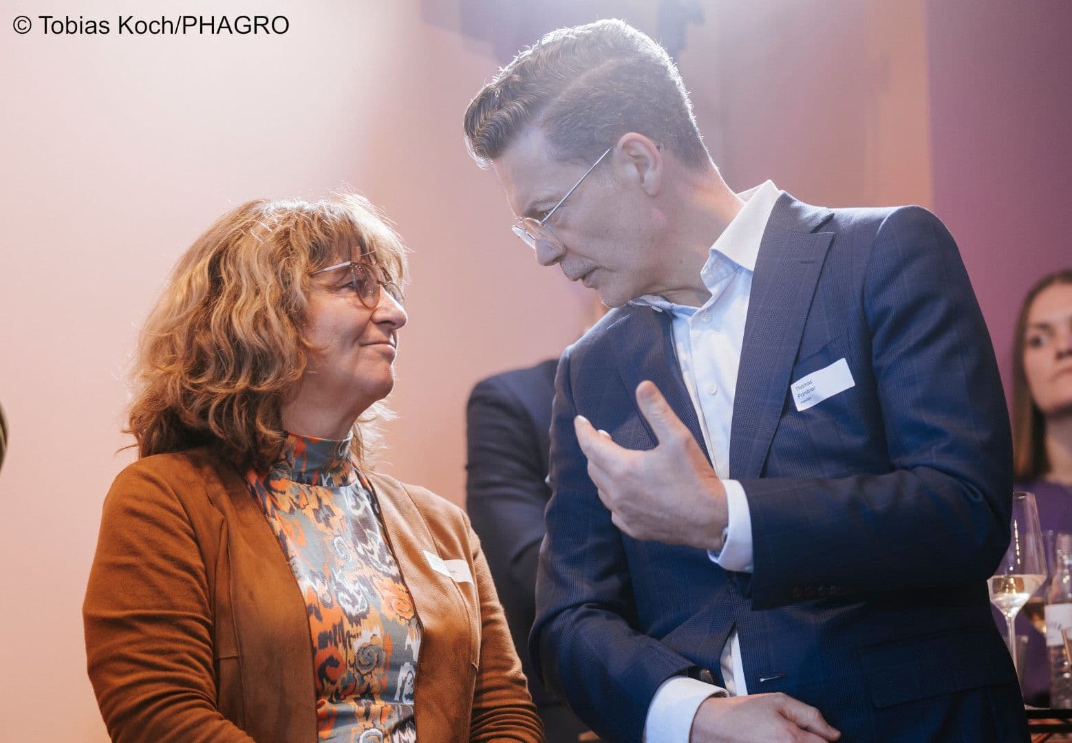 Thomas Porstner (PHAGRO) im intensiven Gespräch mit Martina Stamm-Fibich MdB (SPD)