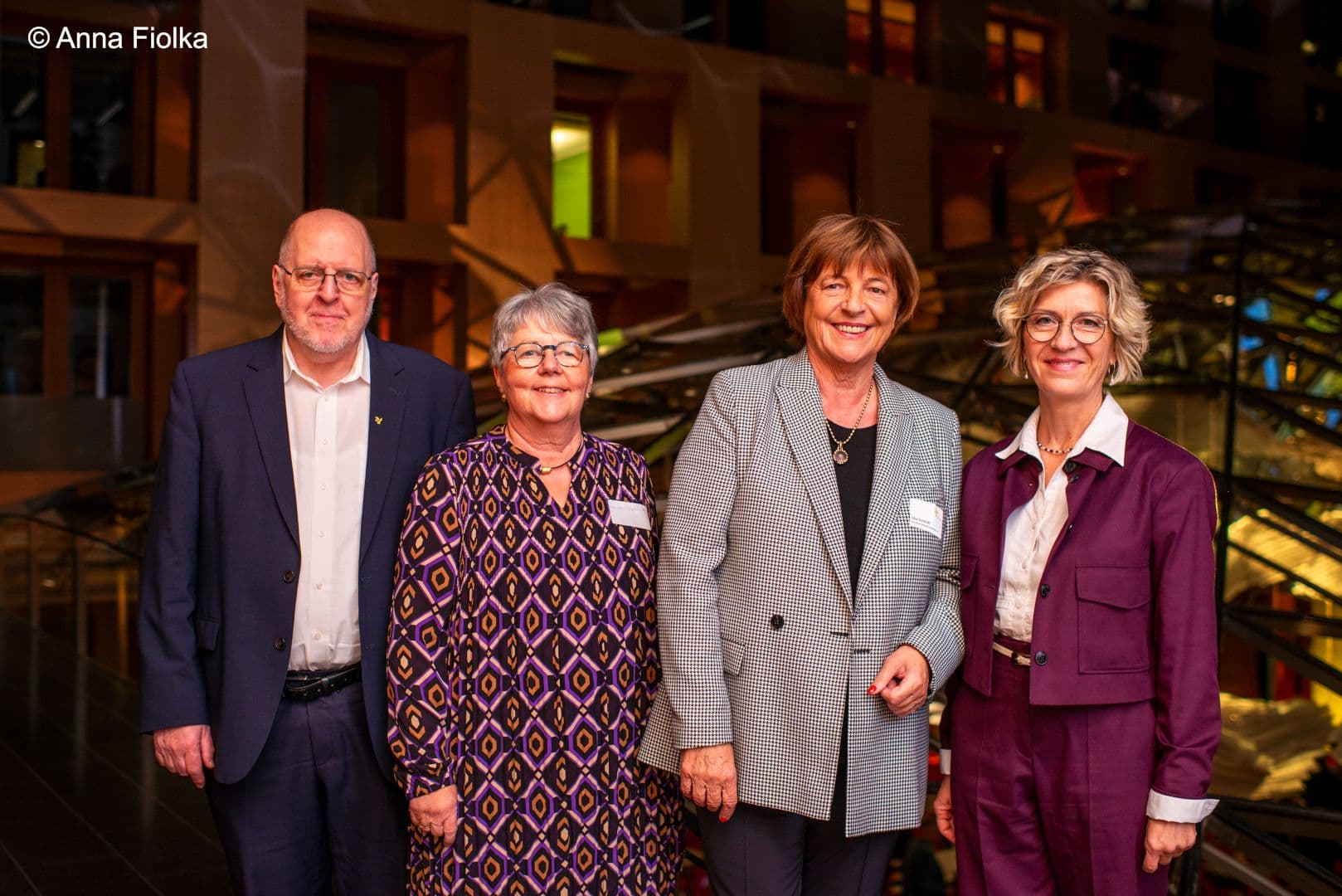 Auf Einladung von Franz Knieps (l.) und Anne-Kathrin Klemm (beide BKK DV) (r.) sind Ex-Ministerin Ulla Schmidt (2.v.r.) und Ex-Staatssekretärin Marion Caspers-Merk (2.v.l.) gekommen.