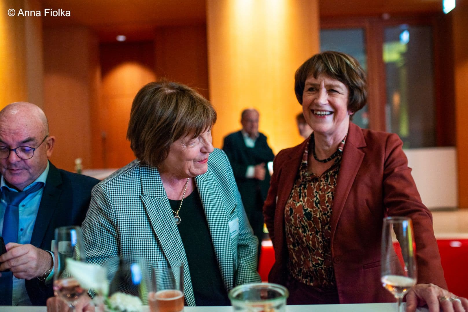 Kennen und amüsieren sich: Ex-Gesundheitsministerin Ulla Schmidt (l.) und Doris Pfeiffer (GKV-SV)