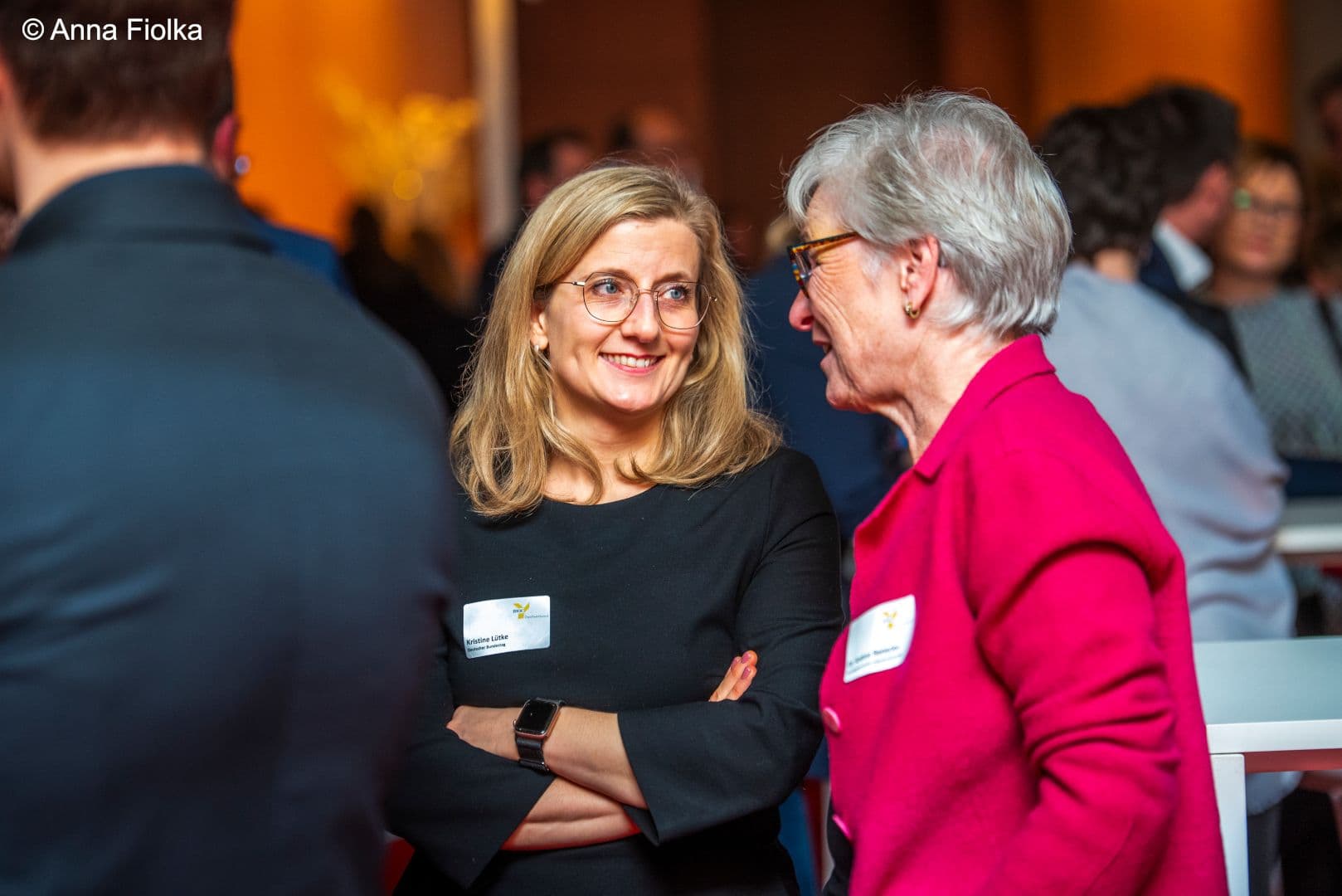Kristine Lütke MdB (FDP) (l.) mit Andrea Benecke (BPtK)