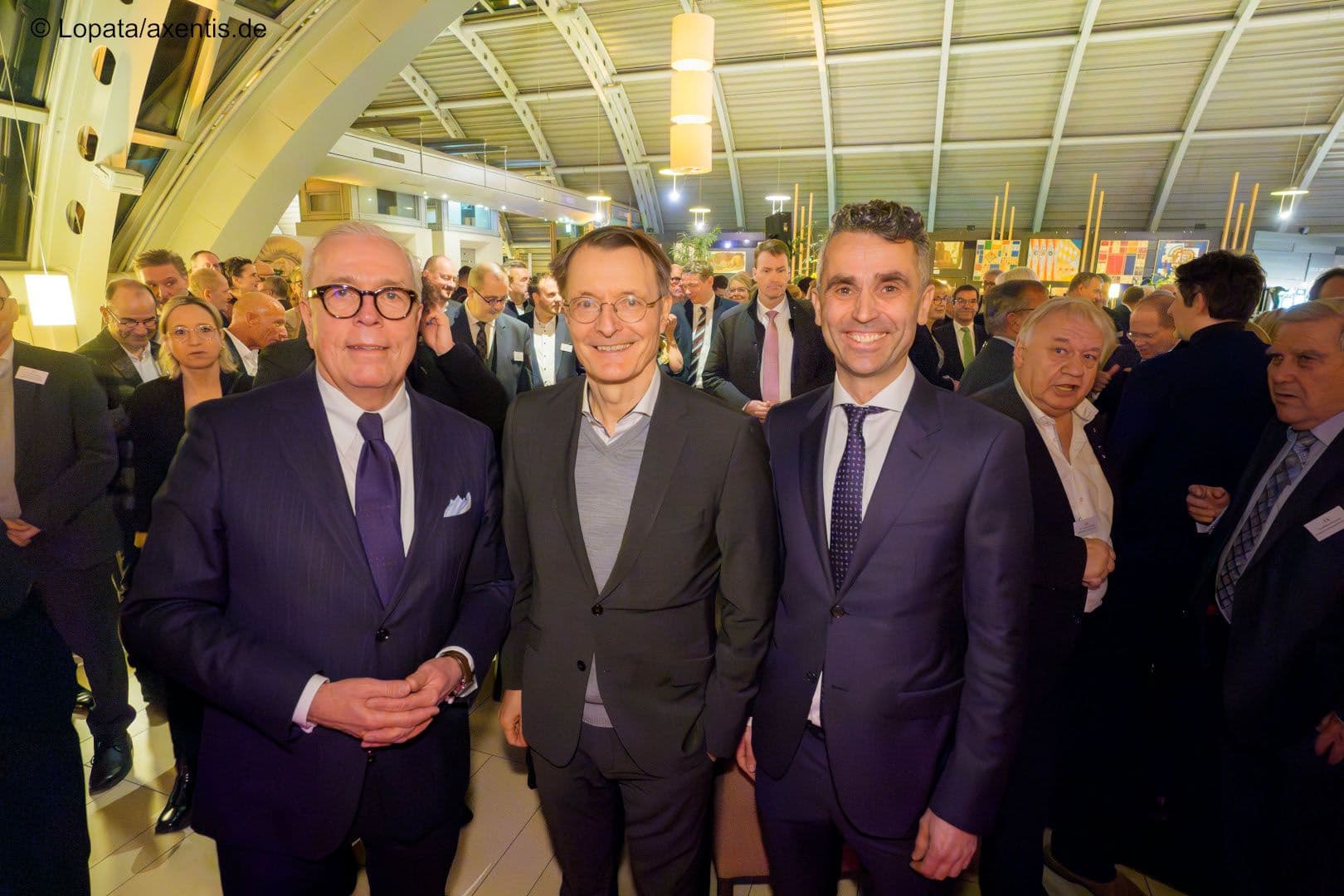 Entspannt und gut gelaunt beim Neujahrsempfang der Ärzteschaft im KaDeWe sind die Präsidenten der Bundesärztekammer, Klaus Reinhardt, (l.) und der Ärztekammer Berlin, Peter Bobbert (r.) mit Bundesgesundheitsminister Karl Lauterbach.
