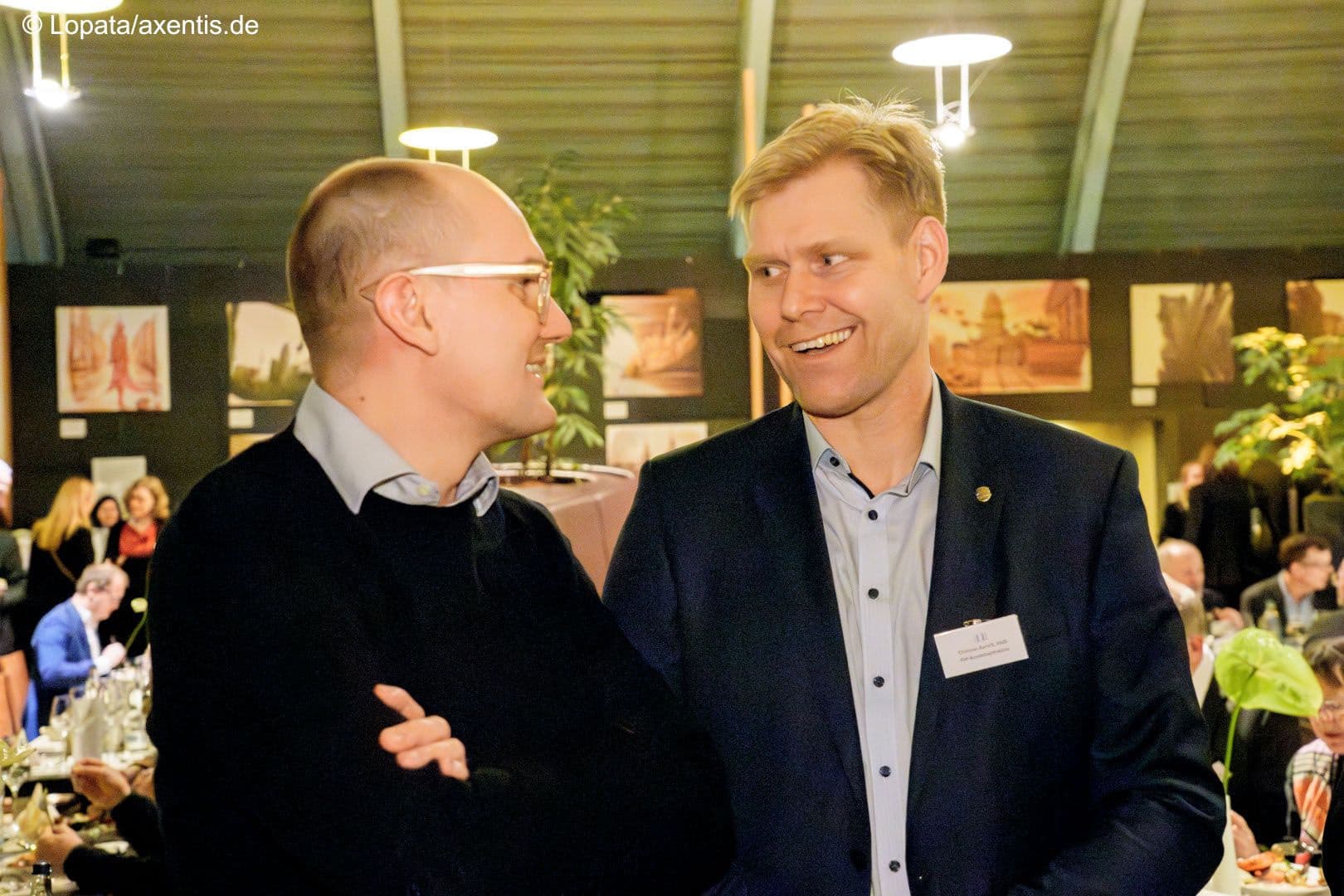 Sind freundlich zueinander: Janosch Dahmen MdB (Grüne) (l.) und Christian Bartelt MdB (FDP)