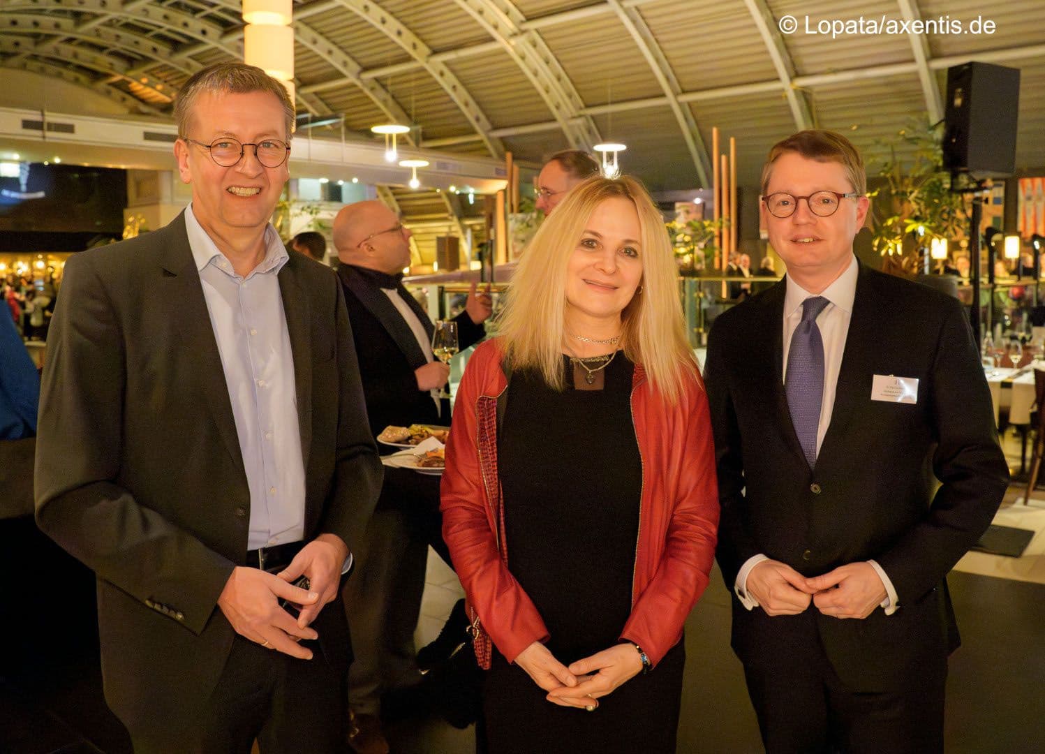 Drogenbeauftragter Burkhard Blienert mit seiner Mitarbeiterin Marina Horn und Florian Reuther (PKV-Verband) (v.l.n.r.)