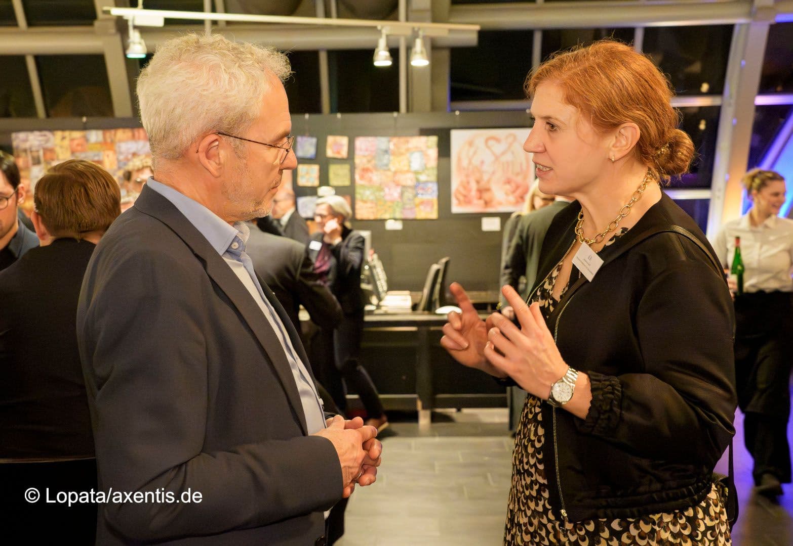 Johanna Sell (BMG) im angeregten Gespräch mit Stefan Gronemeyer (MD Bund)