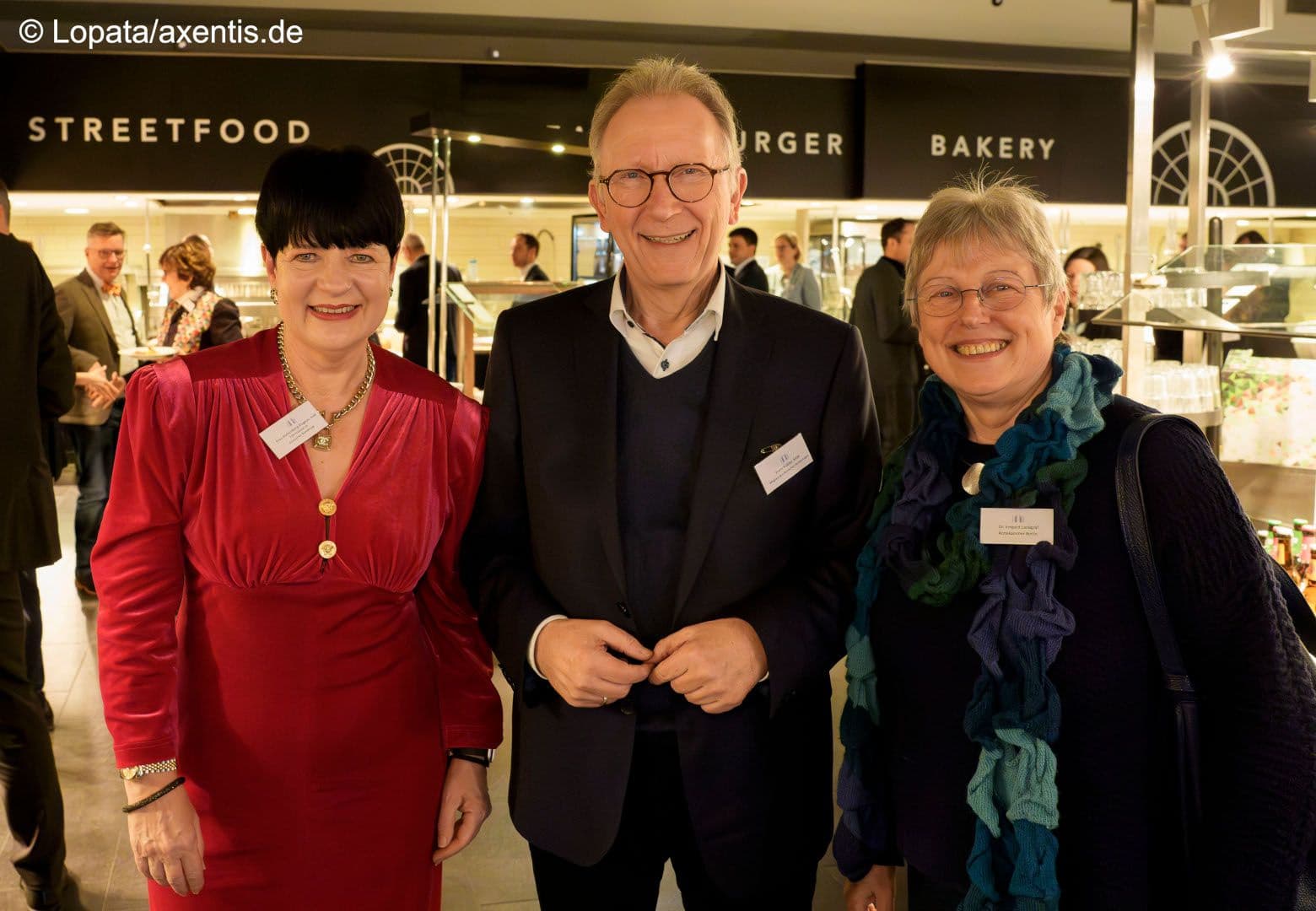 Hahn im Korb ist Erwin Rüddel MdB (CDU) mit Christine Aschenberg-Dugnus MdB (FDP) (l.) und Irmgard Landgraf (Ärztekammer Berlin)
