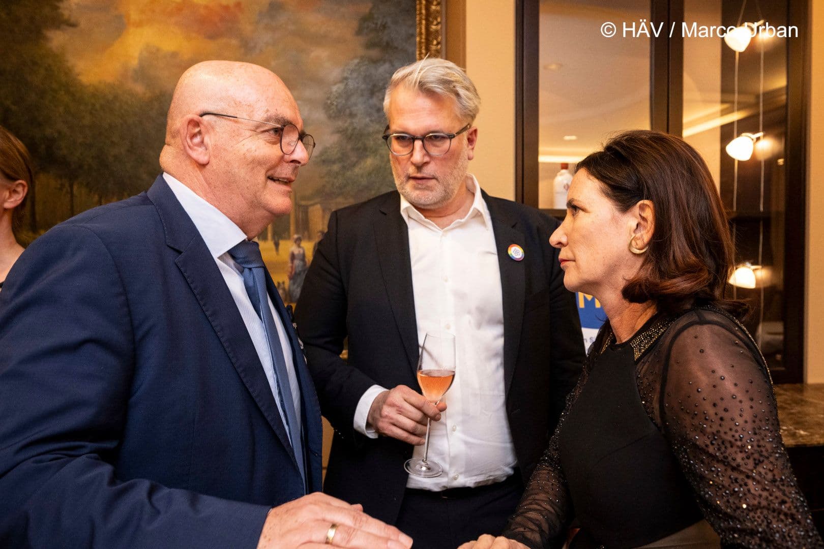 Der BMG-Staatssekretär Edgar Franke (l.) ist guter Laune, Markus Beier und Nicola Buhlinger-Göpfarth (beide Hausärztinnen- und Hausärzteverband) angesichts der fehlenden Entbudgetierung weniger.