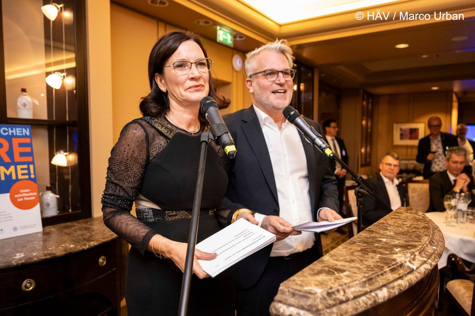 Die Bundesvorsitzenden des Hausärztinnen- und Hausärzteverbandes, Nicola Buhlinger-Göpfarth und Markus Beier, eröffnen den Neujahrsempfang.