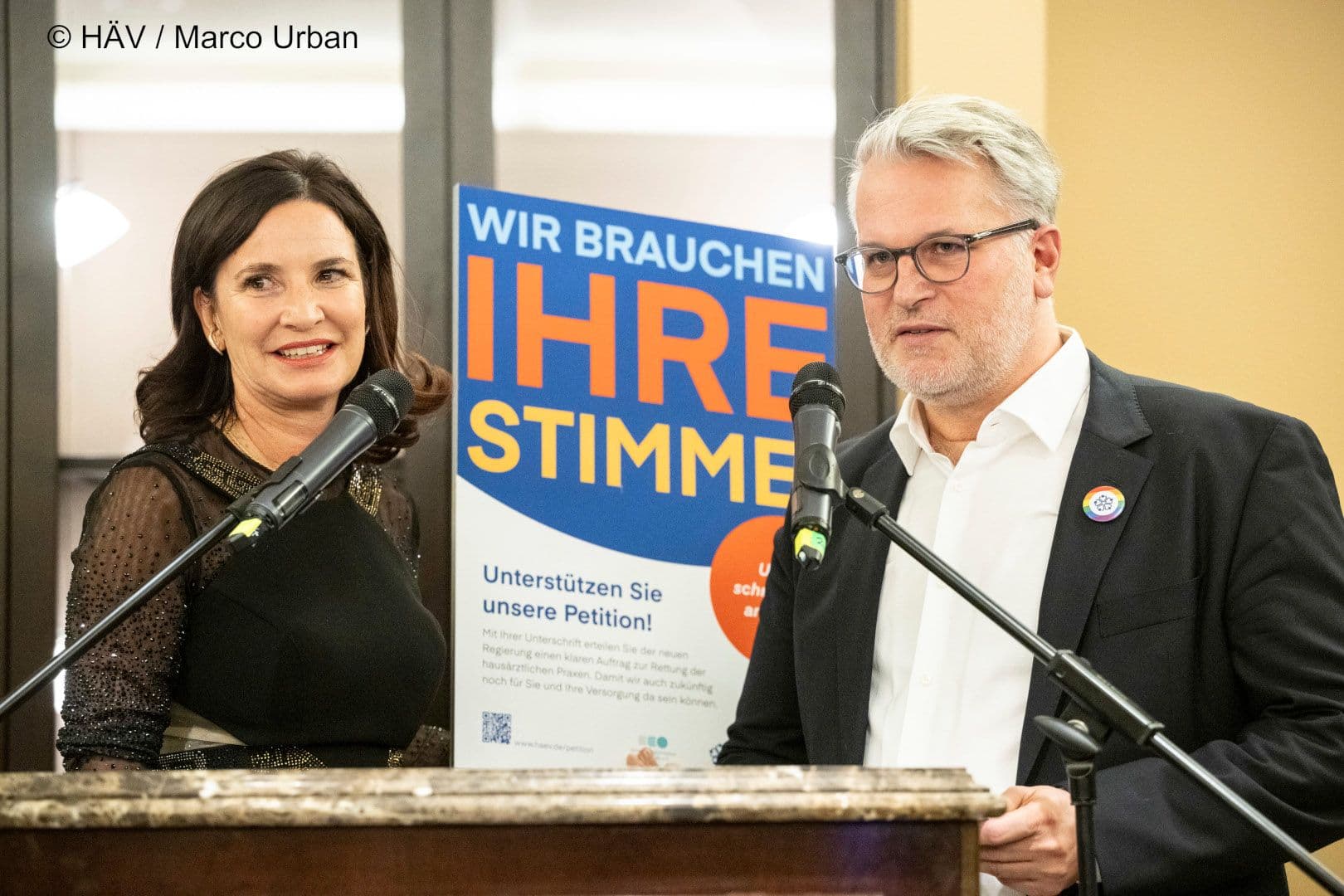 „Wir brauchen Ihre Stimme“ ist Titel der Petition des Hausärztinnen- und Hausärzteverbandes mit dem vmf zur Rettung der hausärztlichen Versorgung; vorgestellt von Nicola Buhlinger-Göpfarth und Markus Beier.