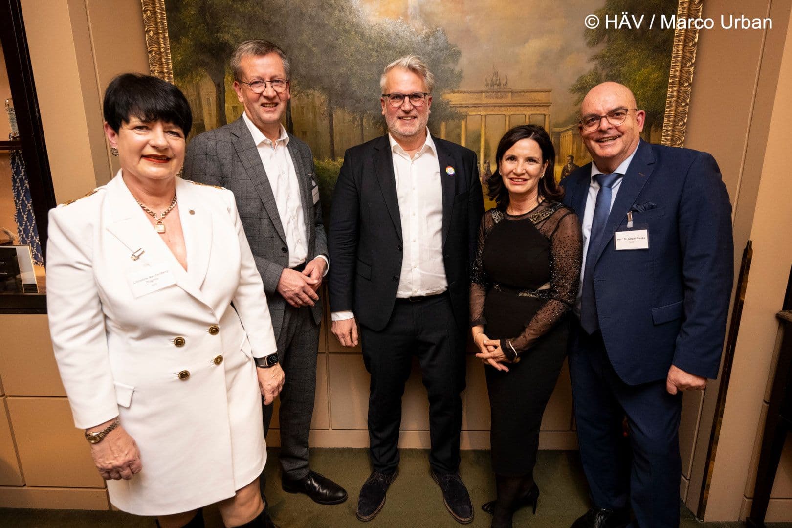 Politik und Verbandsakteure vereint: Christine Aschenberg-Dugnus MdB (FDP), Burkhard Blienert (Bundesdrogenbeauftragter), Markus Beier, Nicola Buhlinger-Göpfarth (beide Hausärztinnen- und Hausärzteverband), BMG-Staatssekretär Edgar Franke (v.l.n.r.)