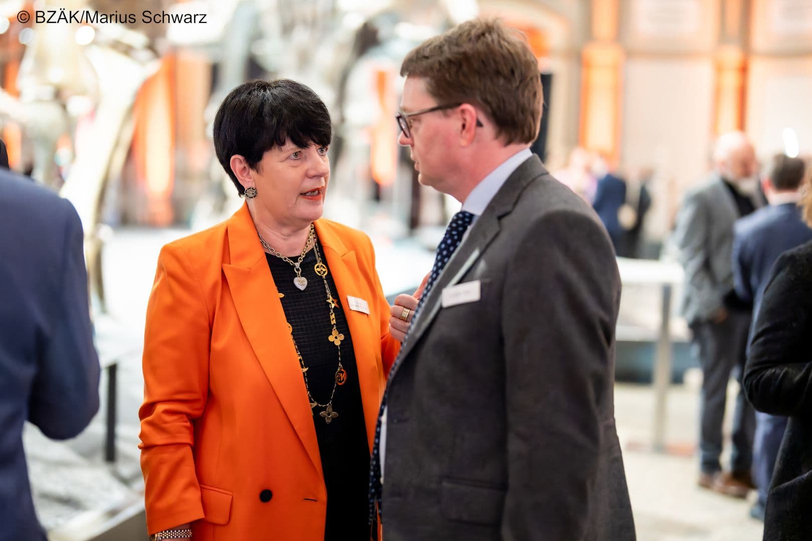 Im ernsthaften Gespräch sind Christine Aschenberg-Dugnus MdB (FDP) und Florian Reuther (PKV-Verband).