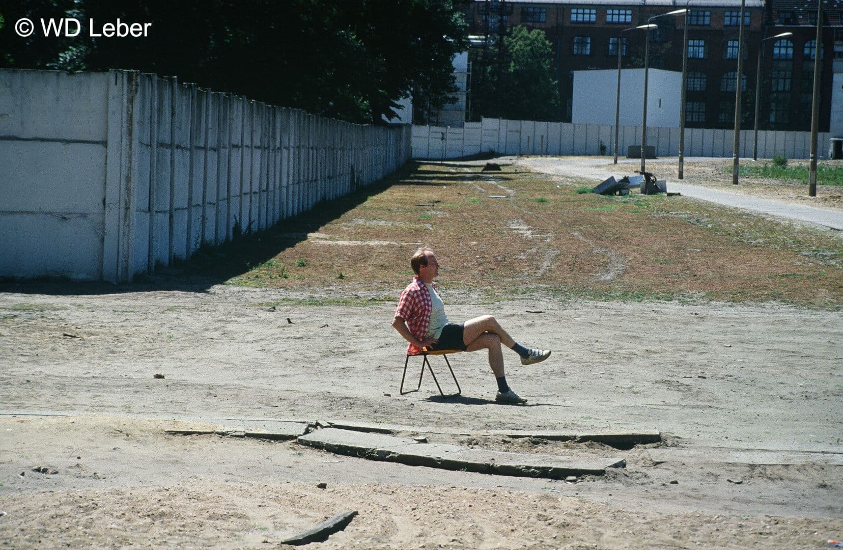 Wulf-Dietrich Leber zufrieden mit dem Gang der deutschen Geschichte (1990 auf dem ehemaligen Todesstreifen der Berliner Mauer)