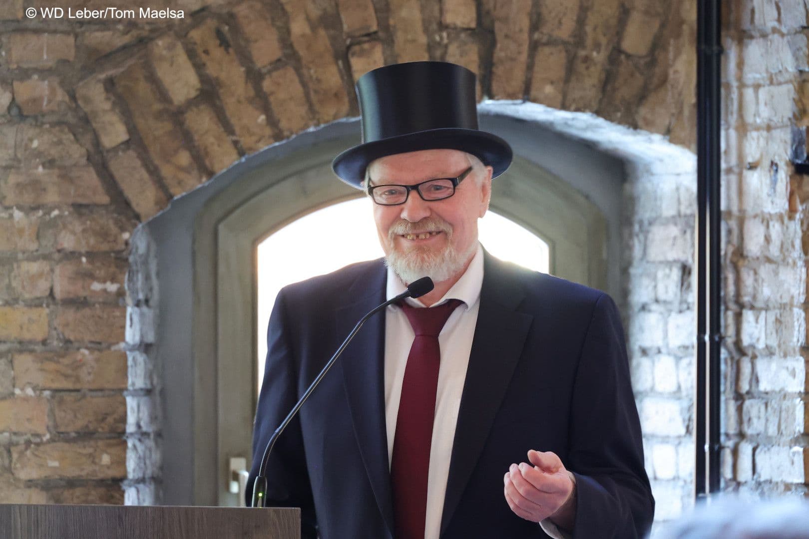 Gastgeber Wulf-Dietrich Leber begrüßt seine Gäste in der Hörsaalruine der Charité anlässlich seines anstehenden Ruhestandes.