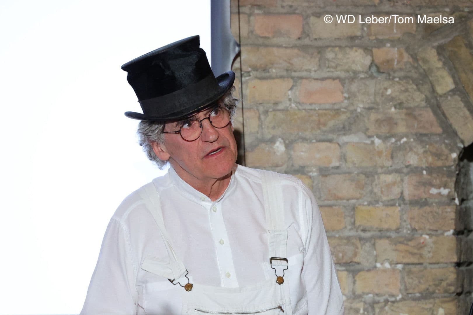 Ralph Bruckisch, Chirurg und „Kommunarde“ aus der Aachener WG Bismarckstraße, bei seiner Darbietung
