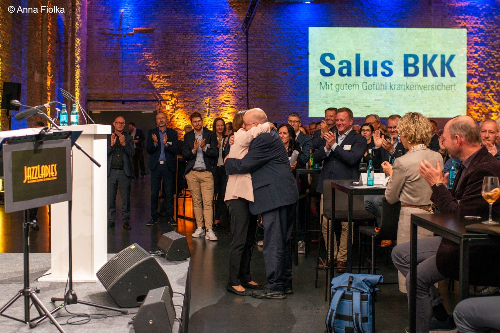 Herzliche Umarmung von Ex-BMG-Ministerin Ulla Schmidt und Franz Knieps (BKK DV) unter großem Beifall