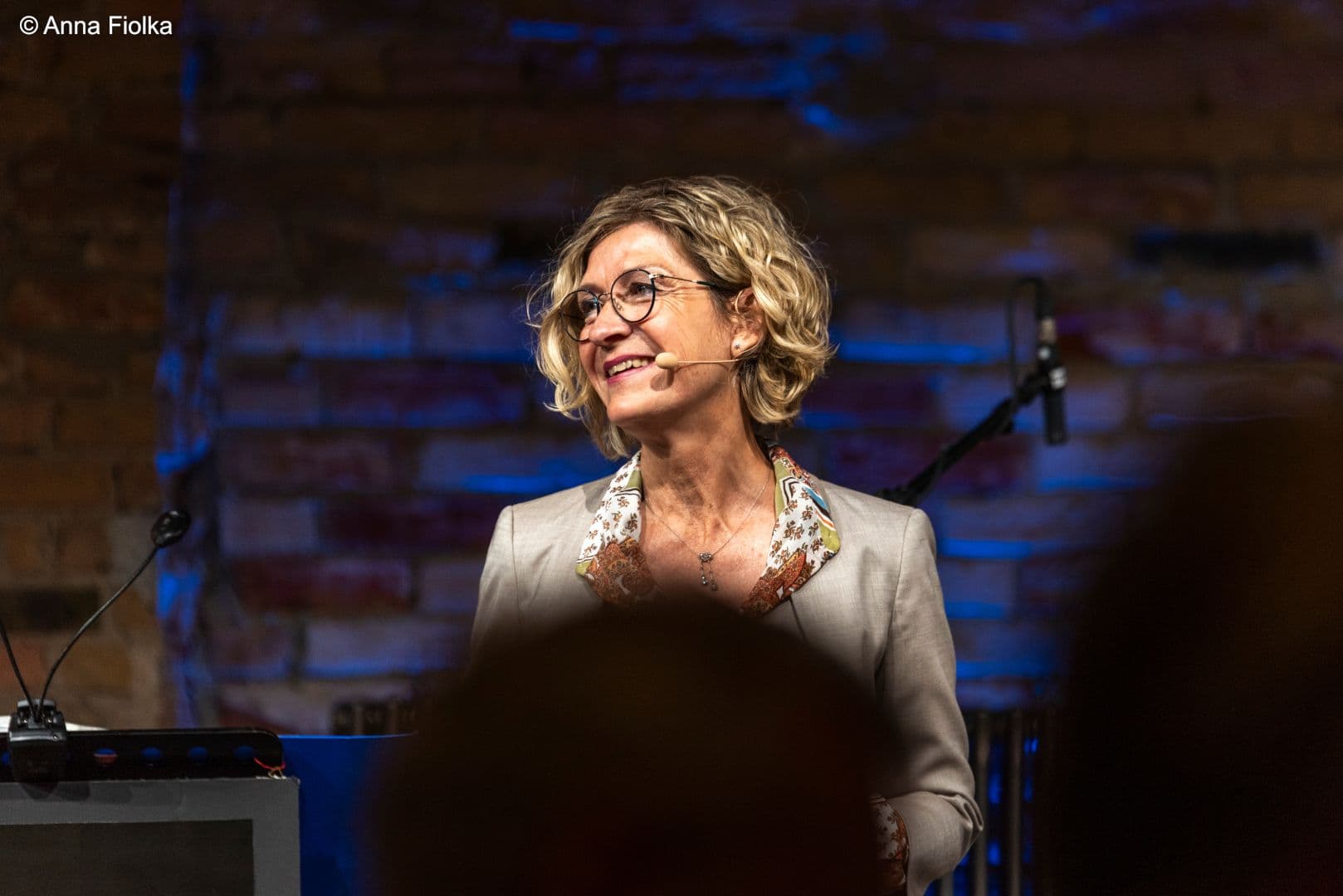 BKK DV-Vorständin Anne-Kathrin Klemm führt empathisch und resolut durch den Abend.