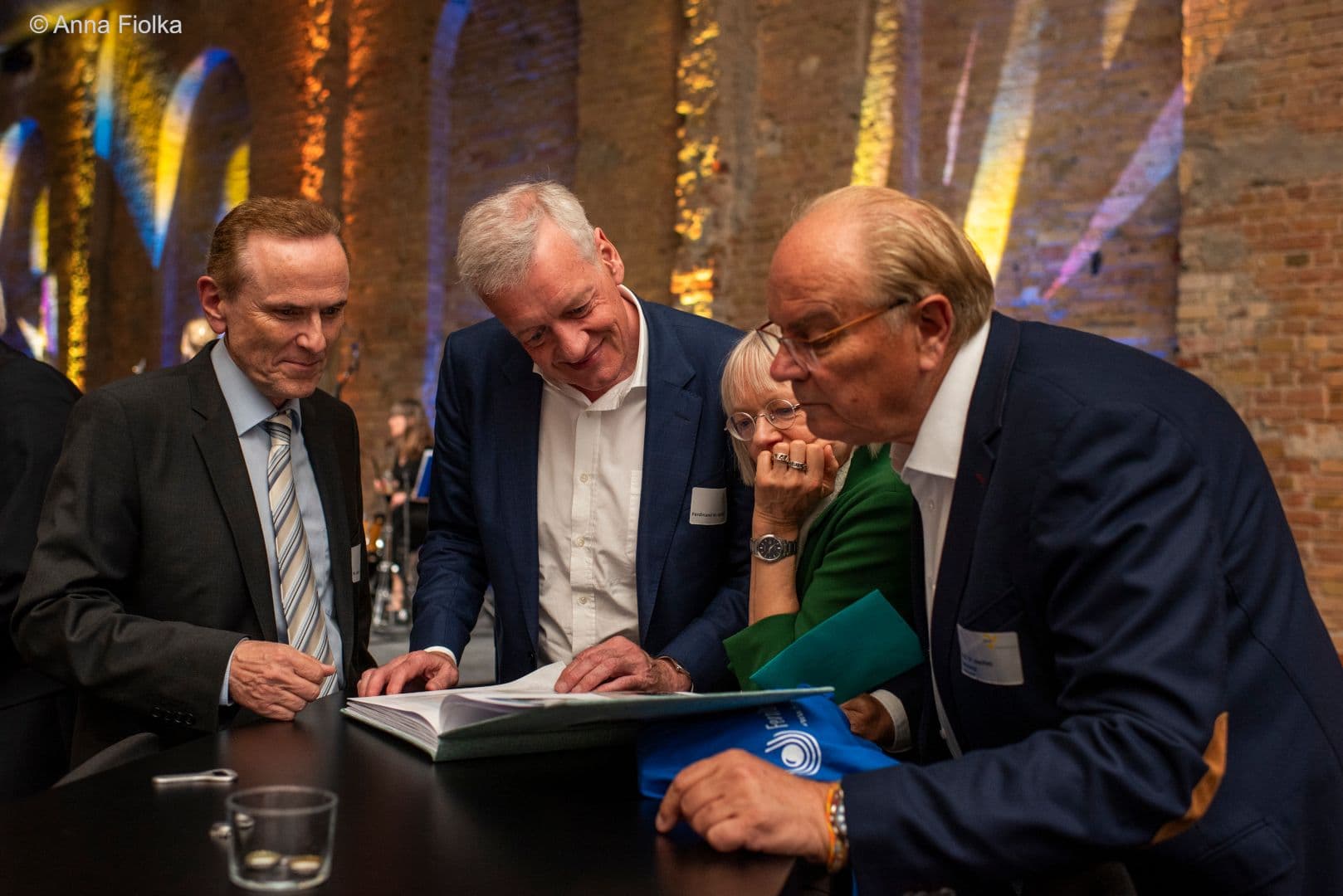 Mal sehen, wer sich alles wie ins Gästebuch eingetragen hat: Lothar Krimmel, Ferdinand Gerlach (Uni Frankfurt), Sabine Richard (AOK-BV), Joachim Szecsenyi (aQua-Institut) (v.l.n.r.).