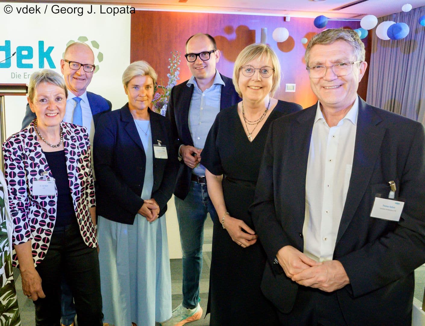 Und noch lächeln sie gemeinsam: Ute Maier, Martin Hendges (beide KZBV), Simone Borchard MdB (CDU), Janosch Dahmen MdB (Grüne), Ulrike Elsner (vdek), Thomas Ballast (TK) (v.l.n.r.)
