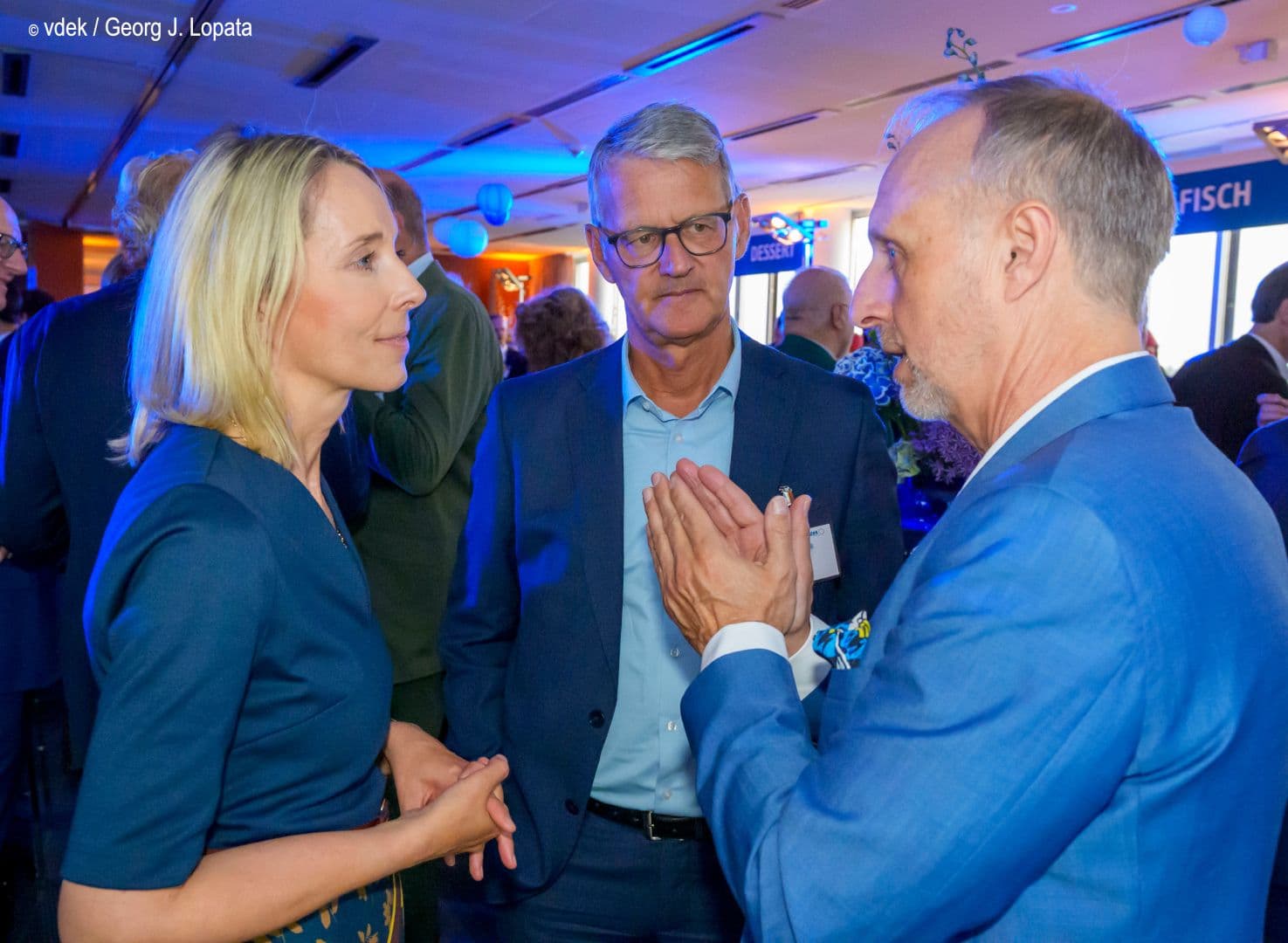 Stephan Hofmeister (KBV)(l.) erklärt, und Stefanie Stoff-Ahnis (GKV-SV) (l.) sowie Gerald Gaß (DKG) (M.) hören zu.
