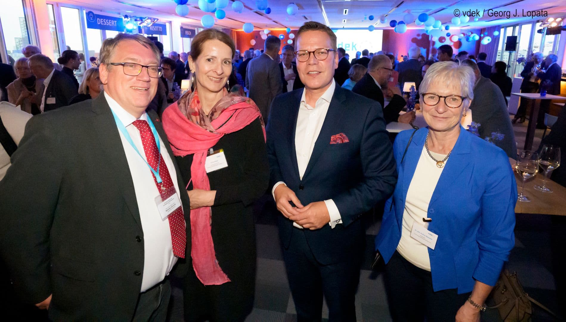BMG-Staatssekretär Tino Sorge (2.v.r.) mit Matthias Heinicke, Ulrike Böker (beide bvvp) und Andrea Benecke (BPtK) (v.l.n.r.)