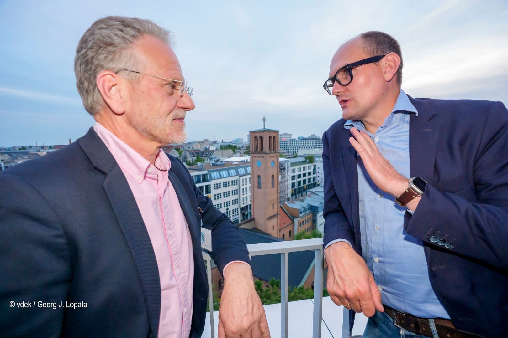 Großer Erklärer Janosch Dahmen MdB (Grüne) (l.) mit Dominik von Stillfried (Zi)