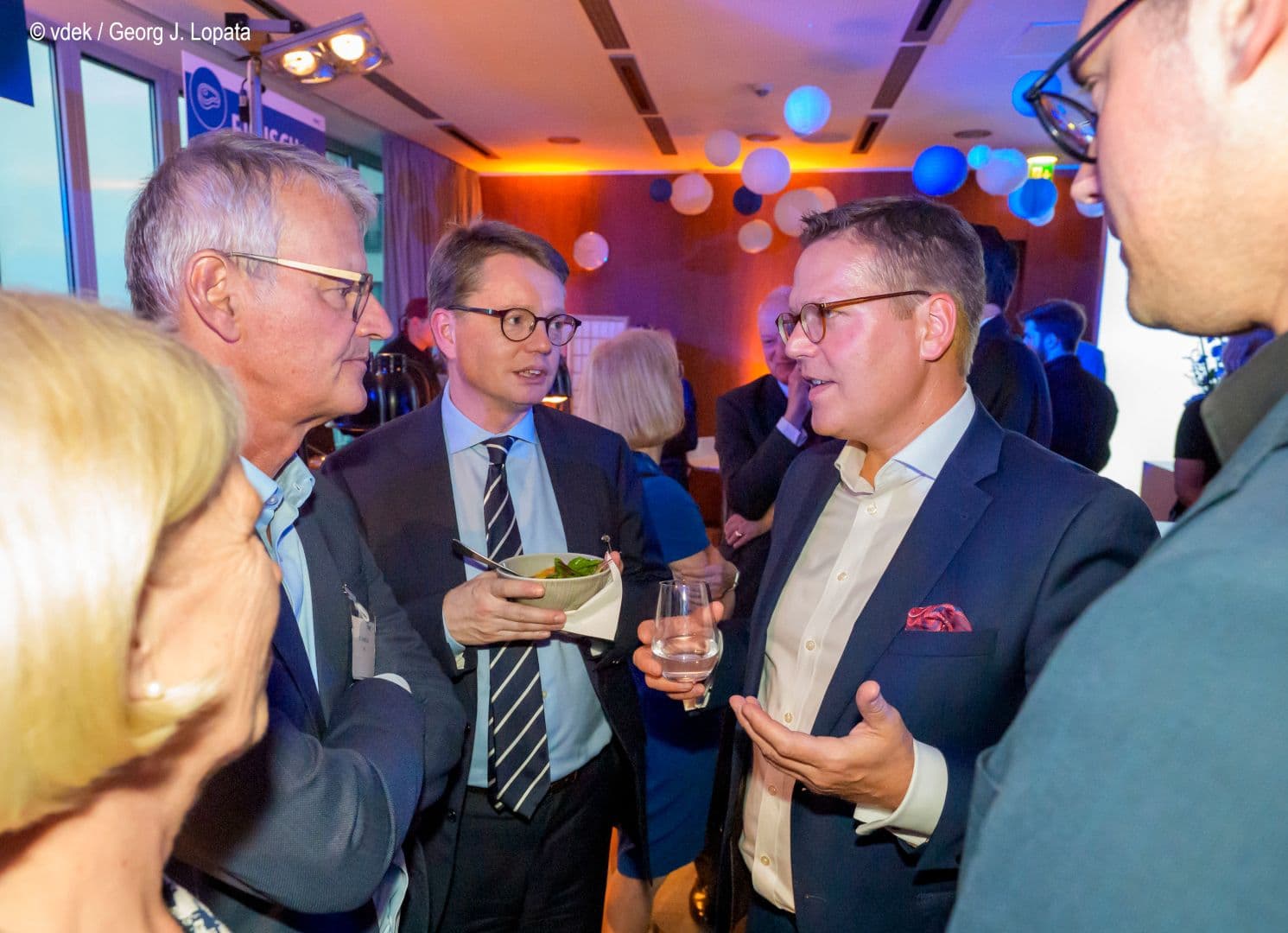 BMG-Staatssekretär Tino Sorge (r.) erklärt Gerald Gaß (l.) und Florian Reuter (PKV) (2.v.l.) sicher, wo es gesundheitspolitisch lang geht.
