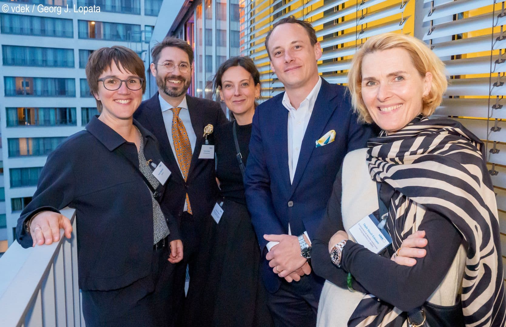 Gut gelaunt auf der vdek-Terrasse sind Kerstin Macherey (MD Bund), Thomas Beyer (GKV-SV), Alexandra Gutwein (BBMV), Martin Roth (GKV-SV), Sibylle Stauch-Eckmann (BBMV) (vl.n.r.)