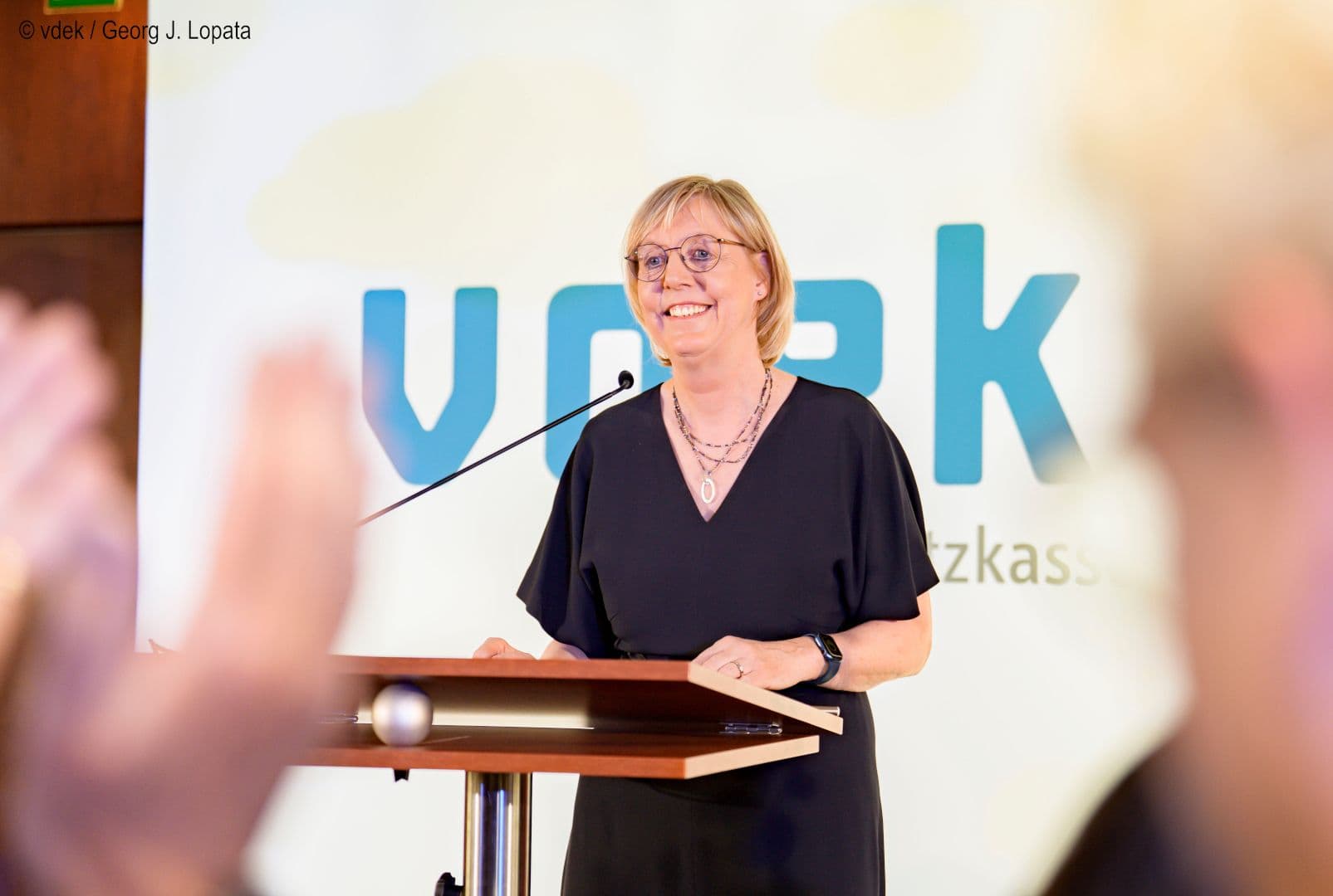 Eine gut gelaunte Ulrike Elsner, Vorstandsvorsitzende des vdek, bei ihrer Begrüßungsrede