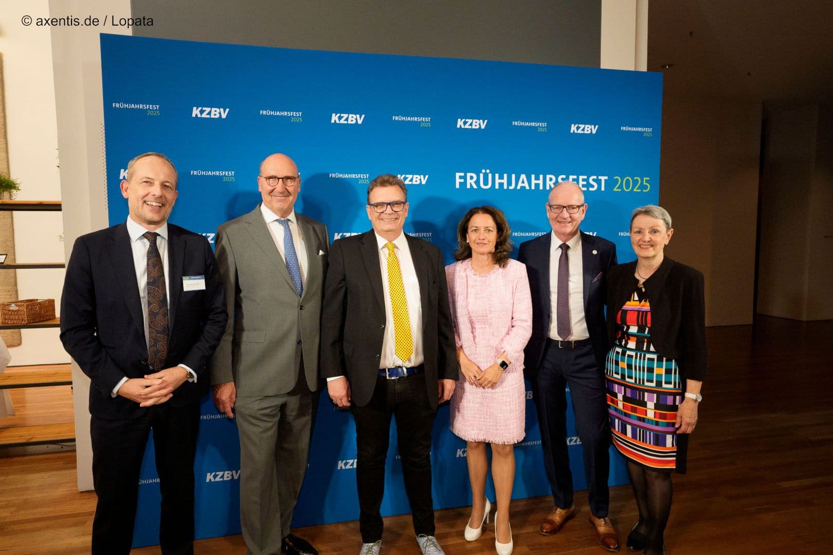 Begrüßung der Gäste beim KZBV-Frühjahrsfest mit Konstantin von Laffert (BZÄK), Karl-Georg Pochhammer (KZBV), Christoph Benz (BZÄK), Romy Ermler (BZÄK), Martin Hendges (KZBV) und Ute Mauer (KZBV) (v.l.n.r.)
