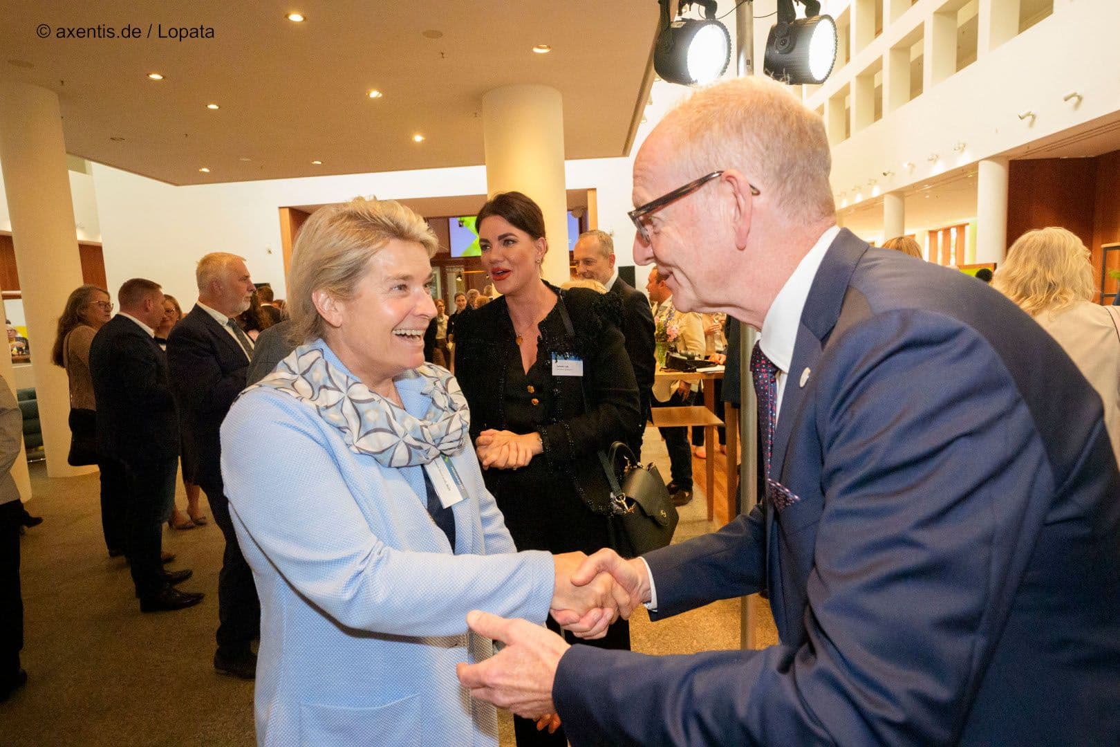 Simone Borchardt MdB (CDU) (l.) freut sich über ein Widersehen mit Martin Hendges (KZBV).