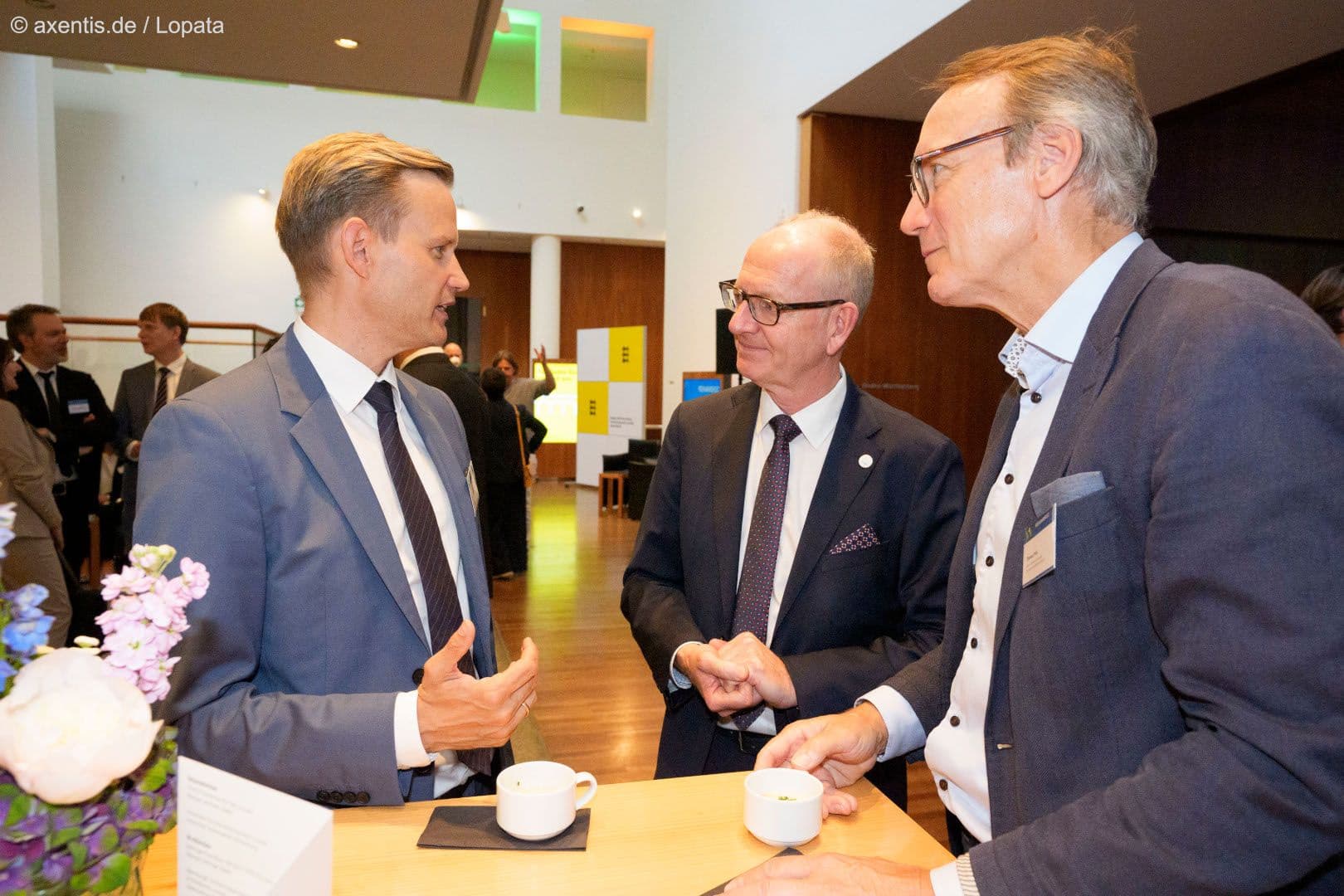 Der künftige Drogenbeauftragte Hendrik Streeck MdB (CDU) mit Martin Hendges (KZBV) und Thomas Preis (ABDA) (v.l.n.r.).