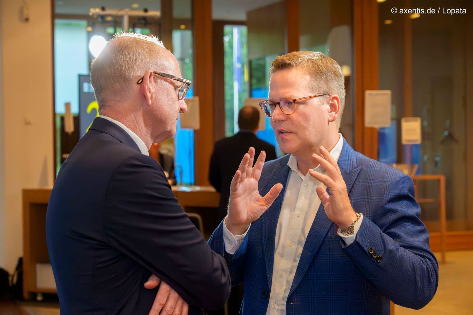 BMG-Staatssekretär Tino Sorge (r.) erklärt Martin Hendges (KZBV) schon mal die wichtigsten gesundheitspolitischen Vorhaben.