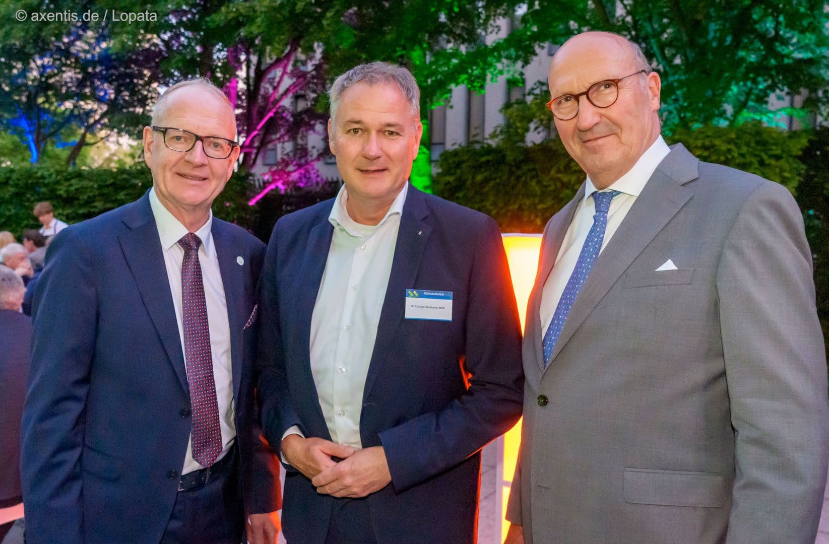 Martin Hendges (KZBV), Carsten Brodesser MdB (CDU) und Karl-Georg Pochhammer (KZBV) (v.l.n.r.) im Außenbereich der Landesvertretung Baden-Württemberg