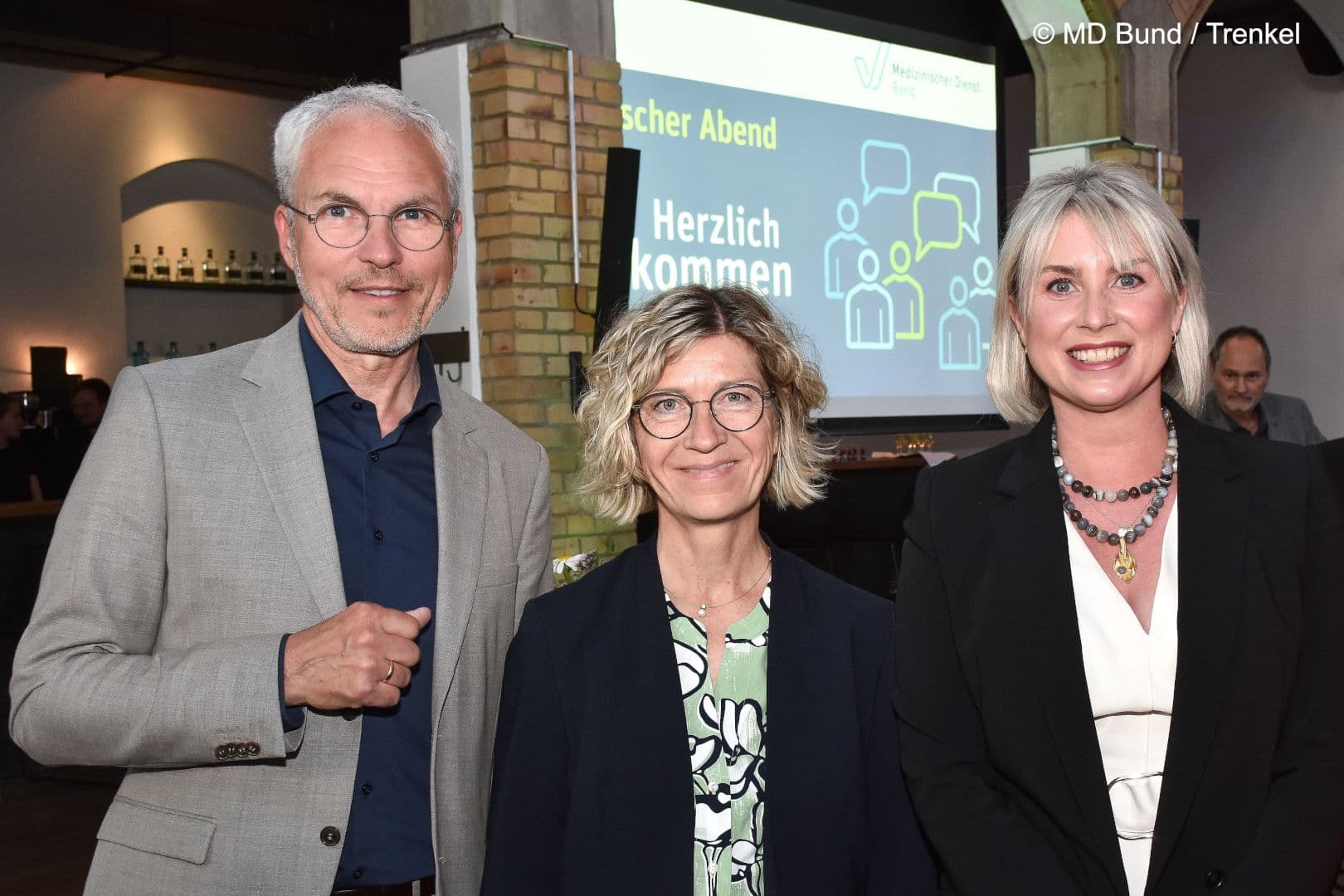 Anne-Kathrin Klemm (BKK DV) (M.) mit Stefan Gronemeyer (l.) und Carola Engler (beide MD Bund (r.)