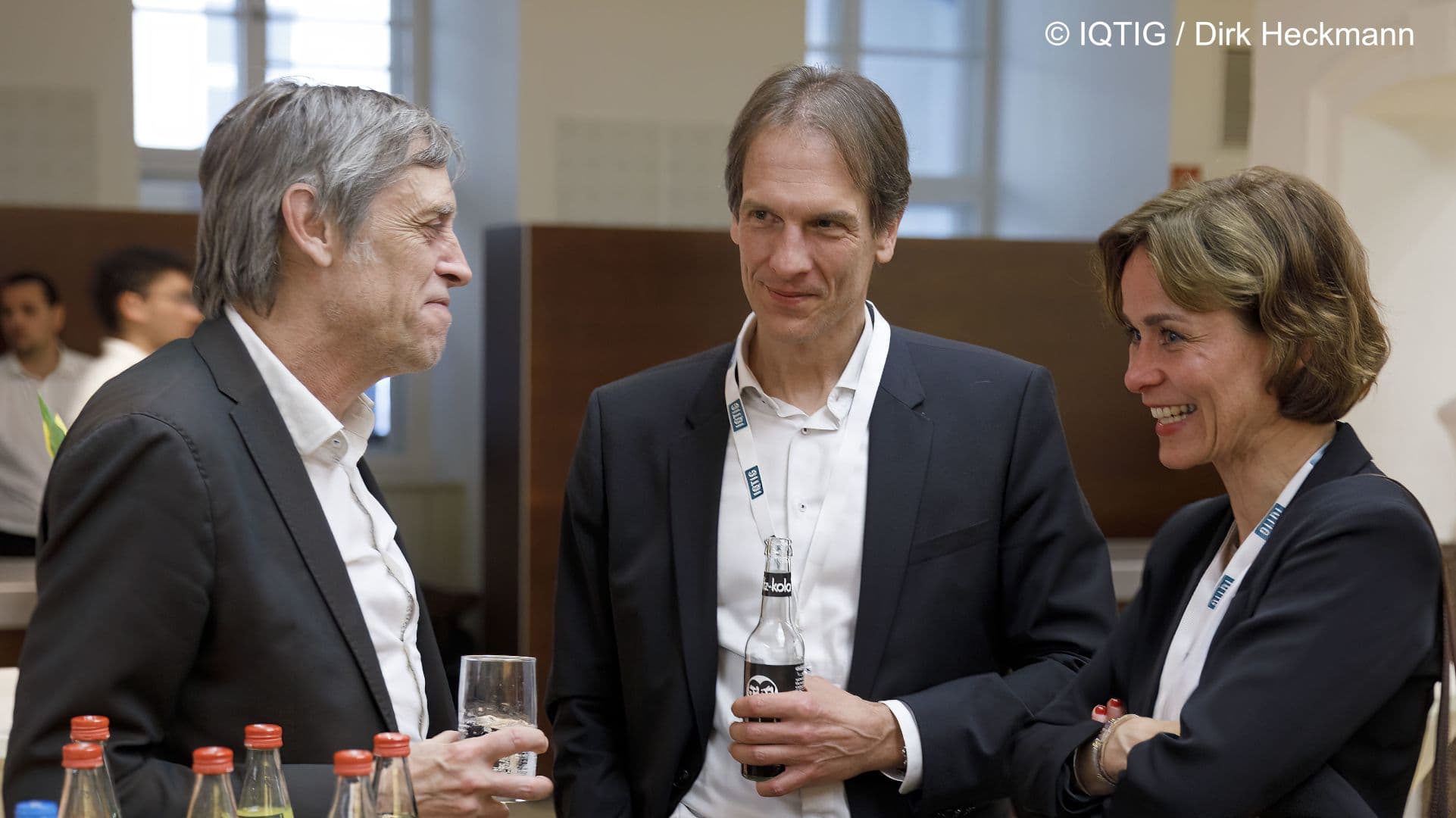 Gut gelaunt sind Matthias Rose (Charité), Martin Krasney (GKV-SV) und Konstanze Blatt (IQTIG) (v.l.n.r.)