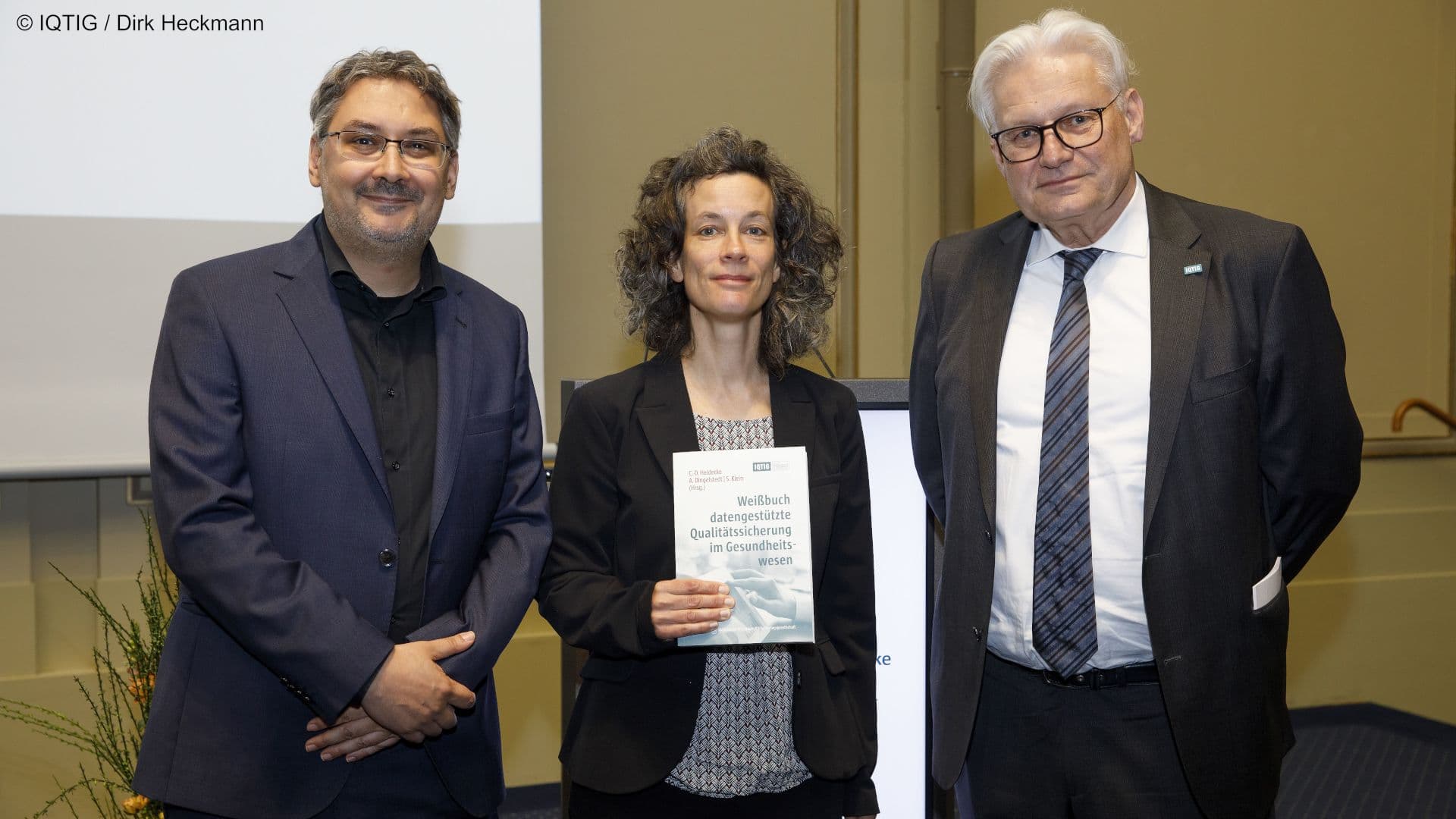 Die Herausgeber des „Weißbuch datengestützte Qualitätssicherung im Gesundheitswesen“: André Dingelstedt (KHSB), Silvia Klein und Claus-Dieter Heidecke (beide IQTIG) (v.l.n.r.)