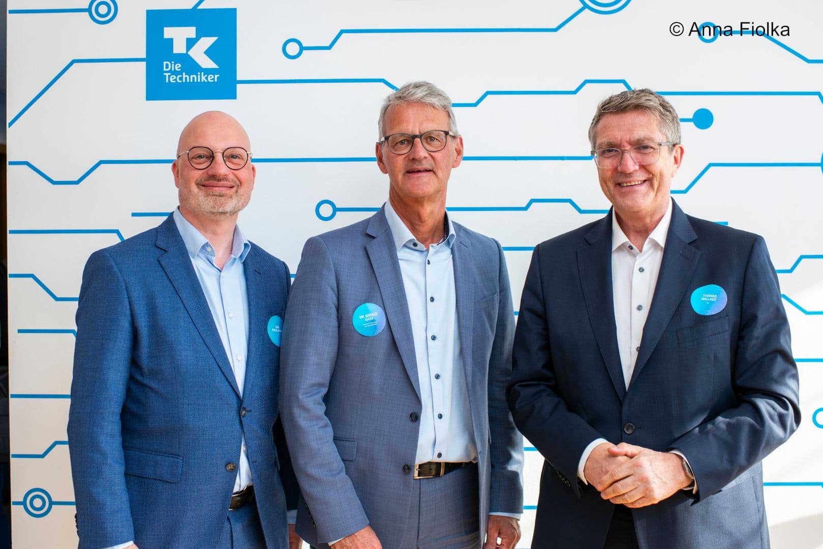Drei Herren in blau: Dirk Engelmann (TK), Gerald Gaß (DKG), Thomas Ballast (TK) (v.l.n.r.)
