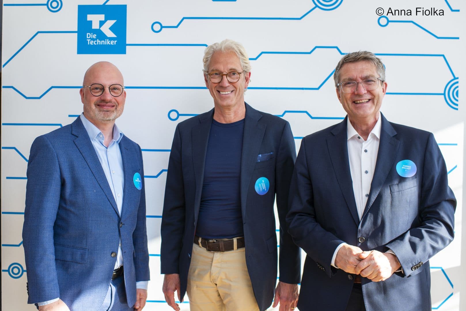 Andreas Gassen (KBV) (M.) in sportlichem Outfit mit Dirk Engelmann (l.) und Thomas Ballast (r.) (beide TK)
