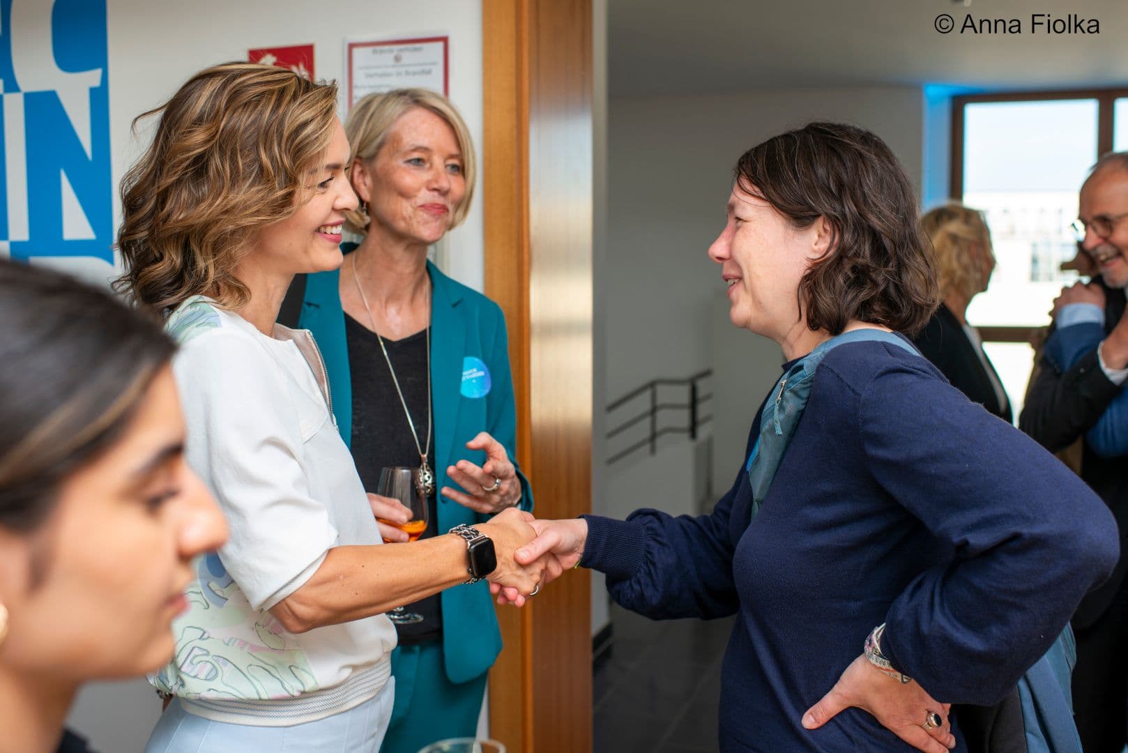 Ein herzliches Willkommen für Linda Heitmann  MdB (Grüne) (r.) von Sandra Barnert (l.) und Maren Puttfarcken (M.) (beide TK)